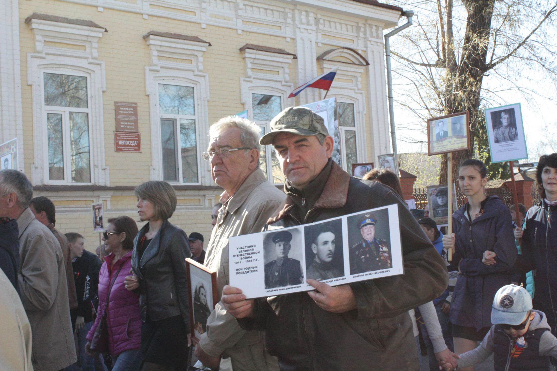 В Чистополе состоялись открытие уголка "Боевой славы" и акция "Бессмертный полк" (фоторепортаж)