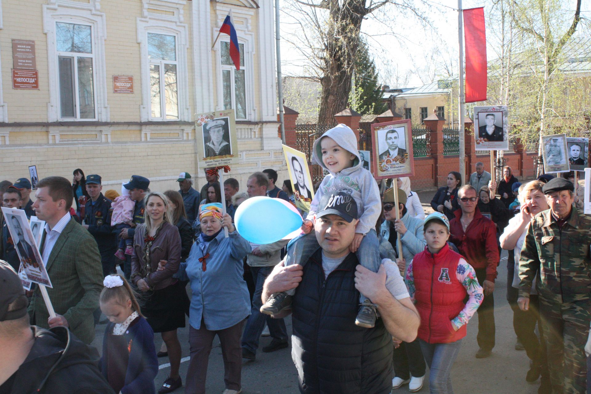 В Чистополе состоялись открытие уголка "Боевой славы" и акция "Бессмертный полк" (фоторепортаж)