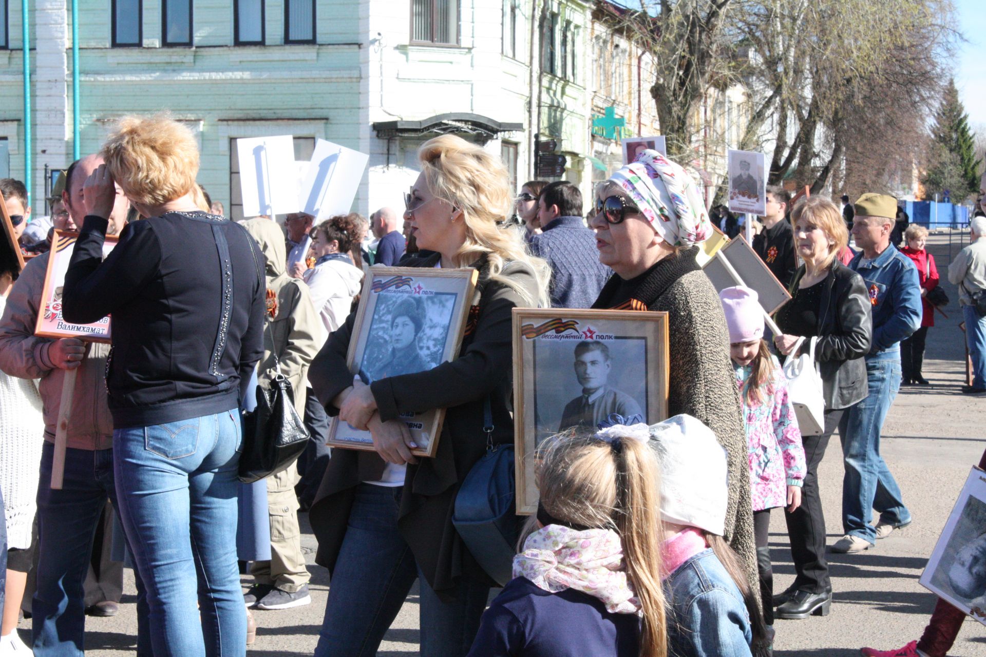 В Чистополе состоялись открытие уголка "Боевой славы" и акция "Бессмертный полк" (фоторепортаж)