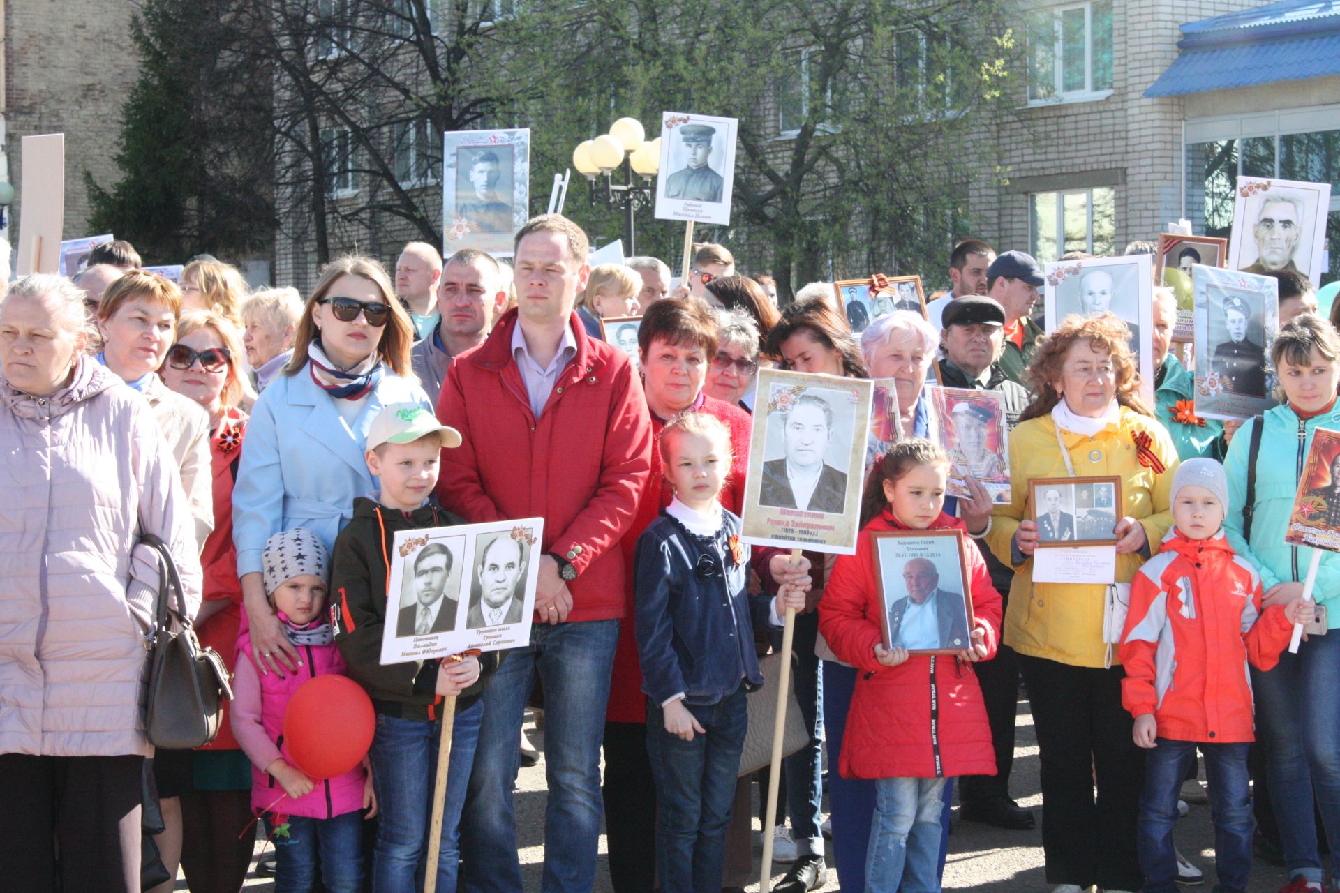 В Чистополе состоялись открытие уголка "Боевой славы" и акция "Бессмертный полк" (фоторепортаж)