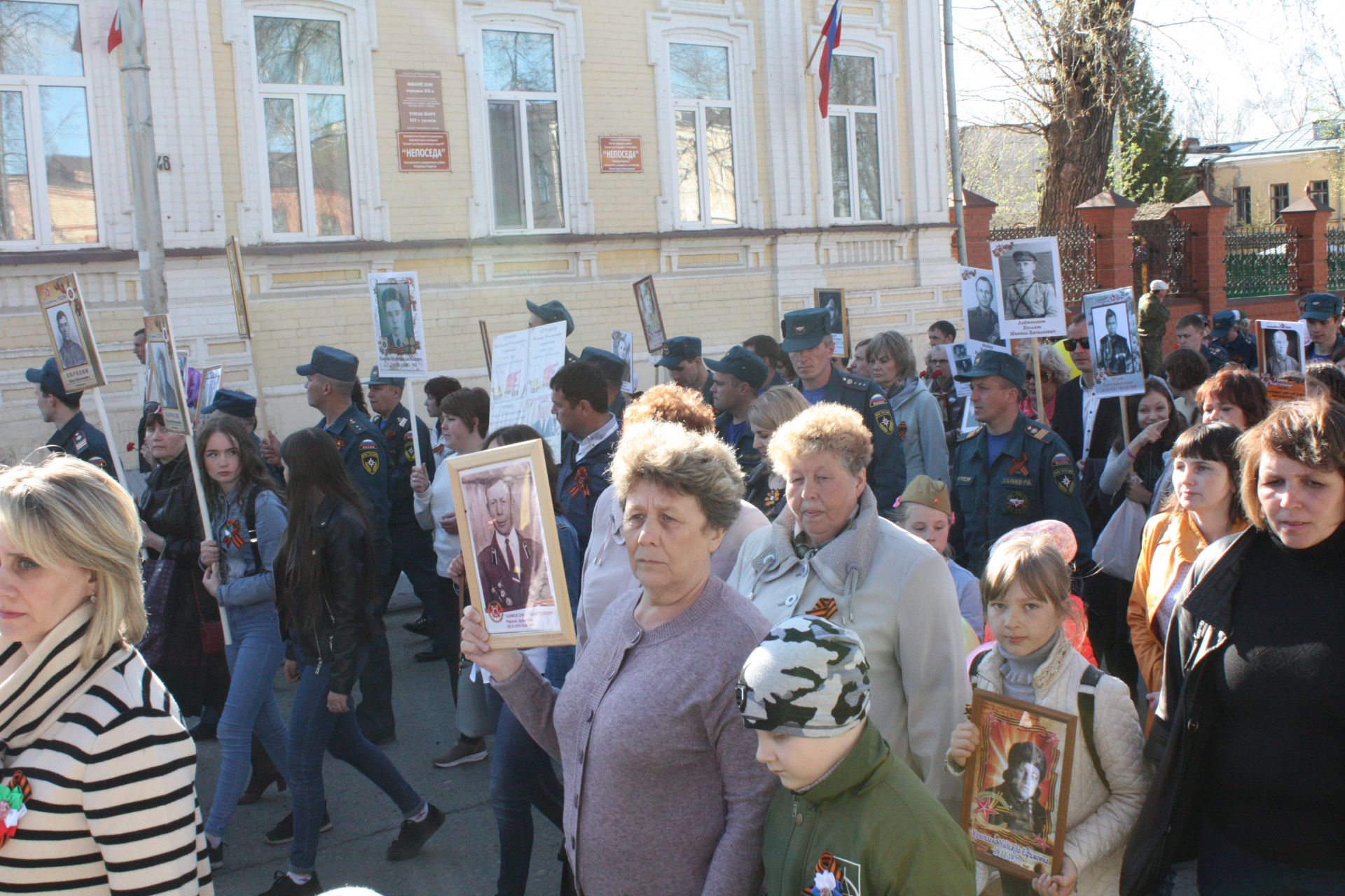 В Чистополе состоялись открытие уголка "Боевой славы" и акция "Бессмертный полк" (фоторепортаж)