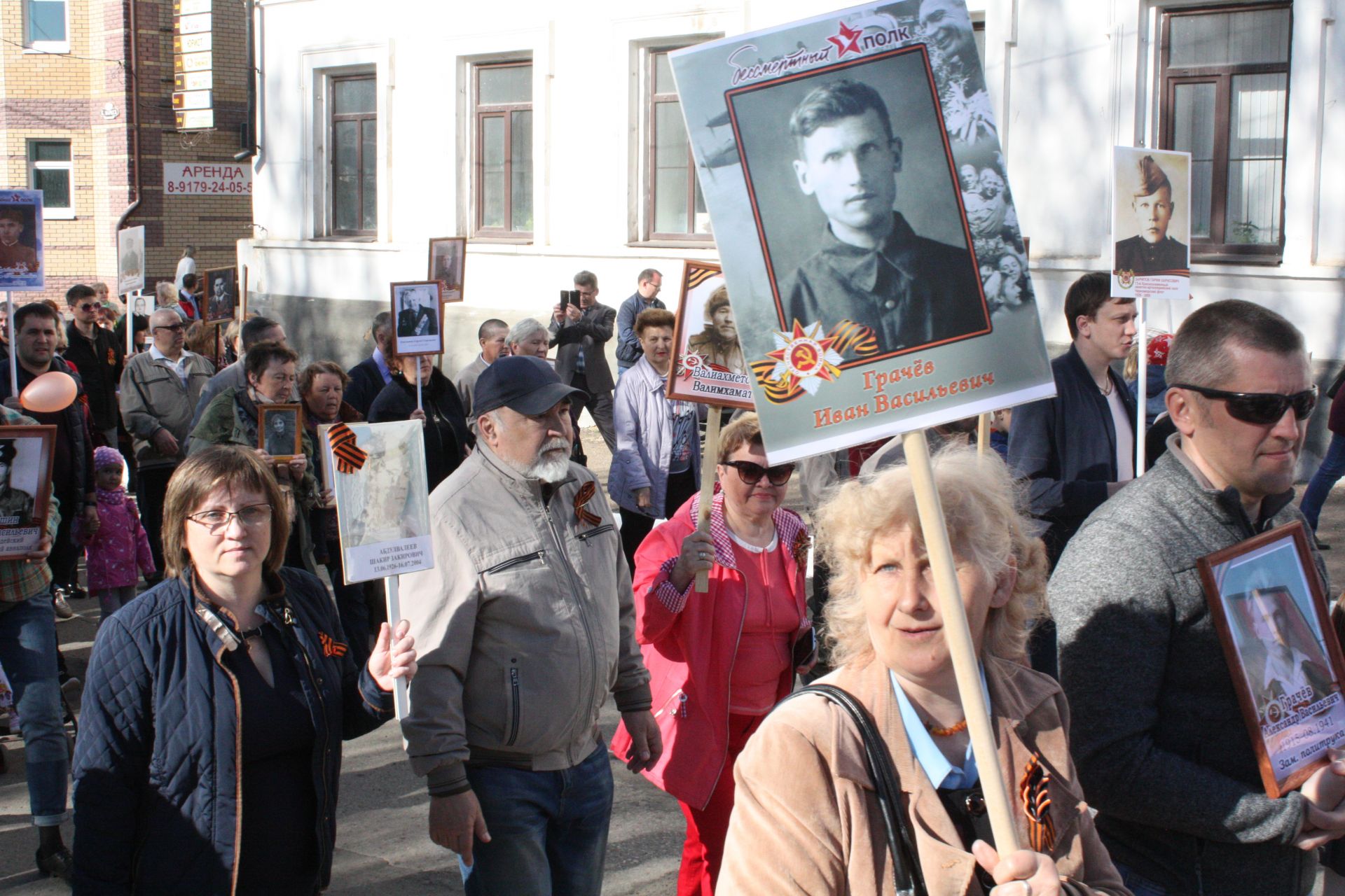 В Чистополе состоялись открытие уголка "Боевой славы" и акция "Бессмертный полк" (фоторепортаж)