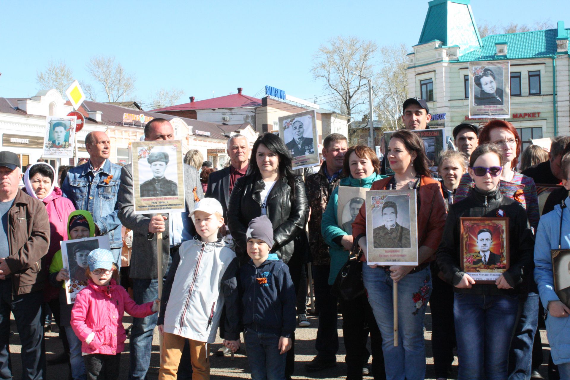 В Чистополе состоялись открытие уголка "Боевой славы" и акция "Бессмертный полк" (фоторепортаж)