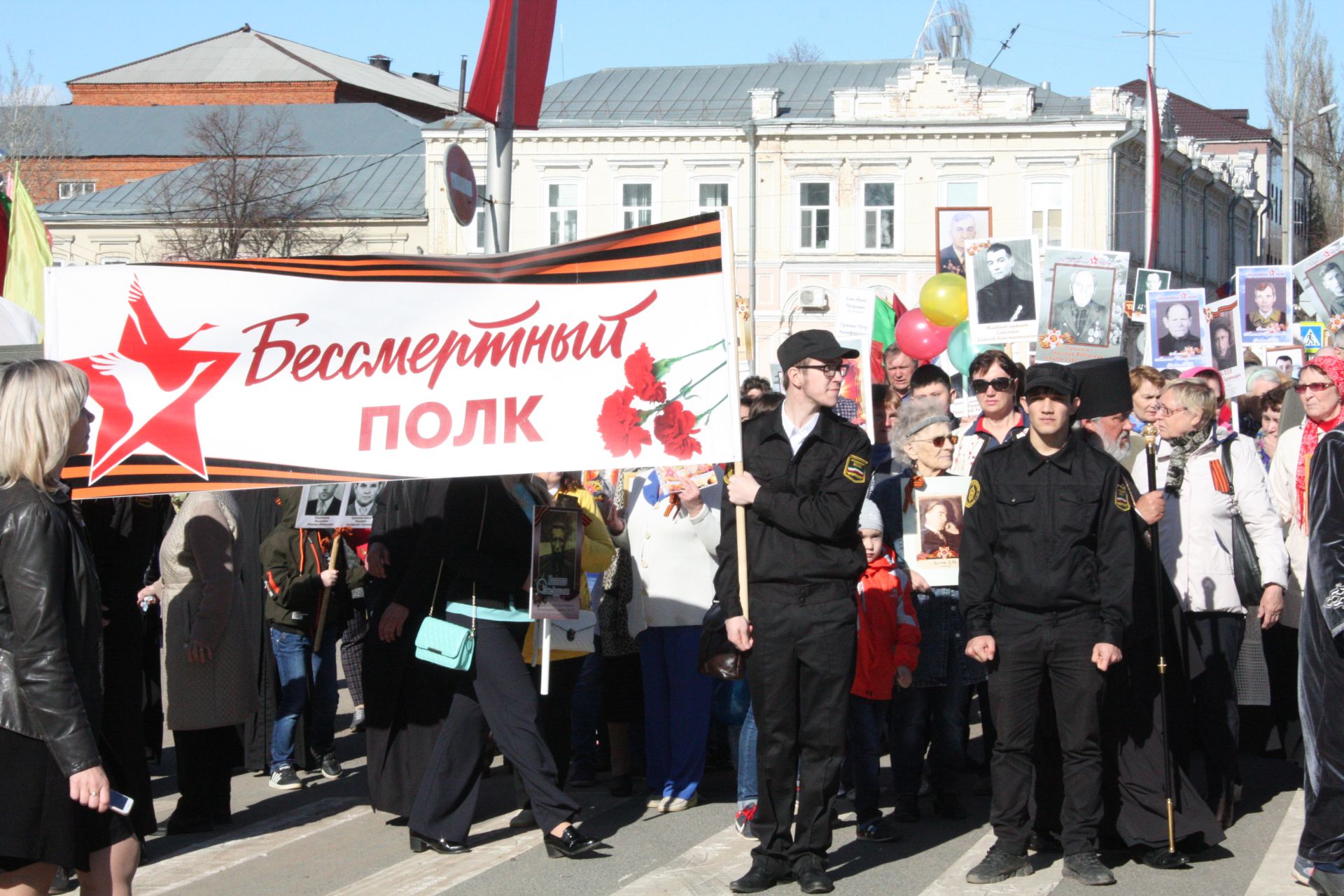 В Чистополе состоялись открытие уголка "Боевой славы" и акция "Бессмертный полк" (фоторепортаж)