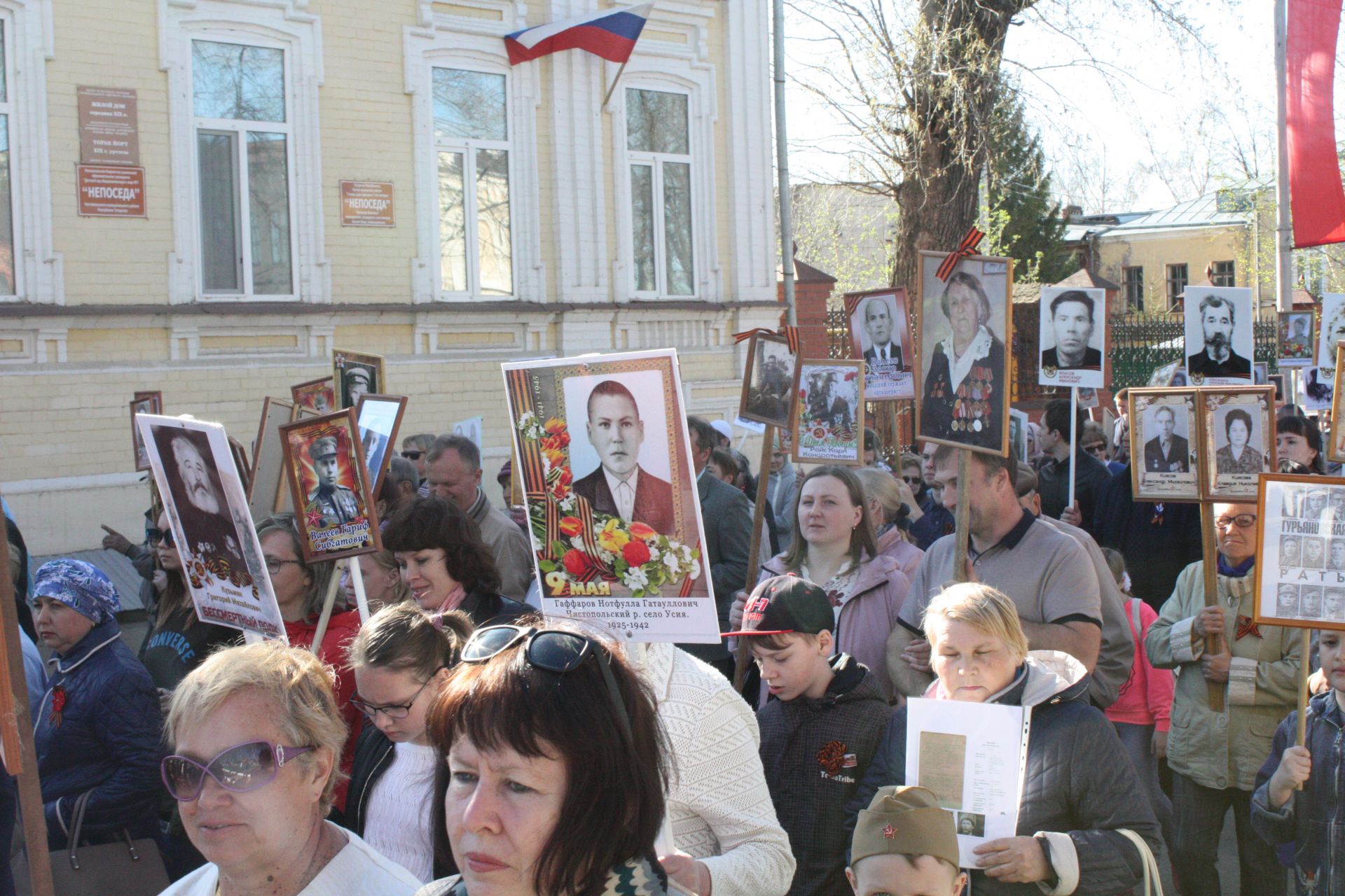 В Чистополе состоялись открытие уголка "Боевой славы" и акция "Бессмертный полк" (фоторепортаж)