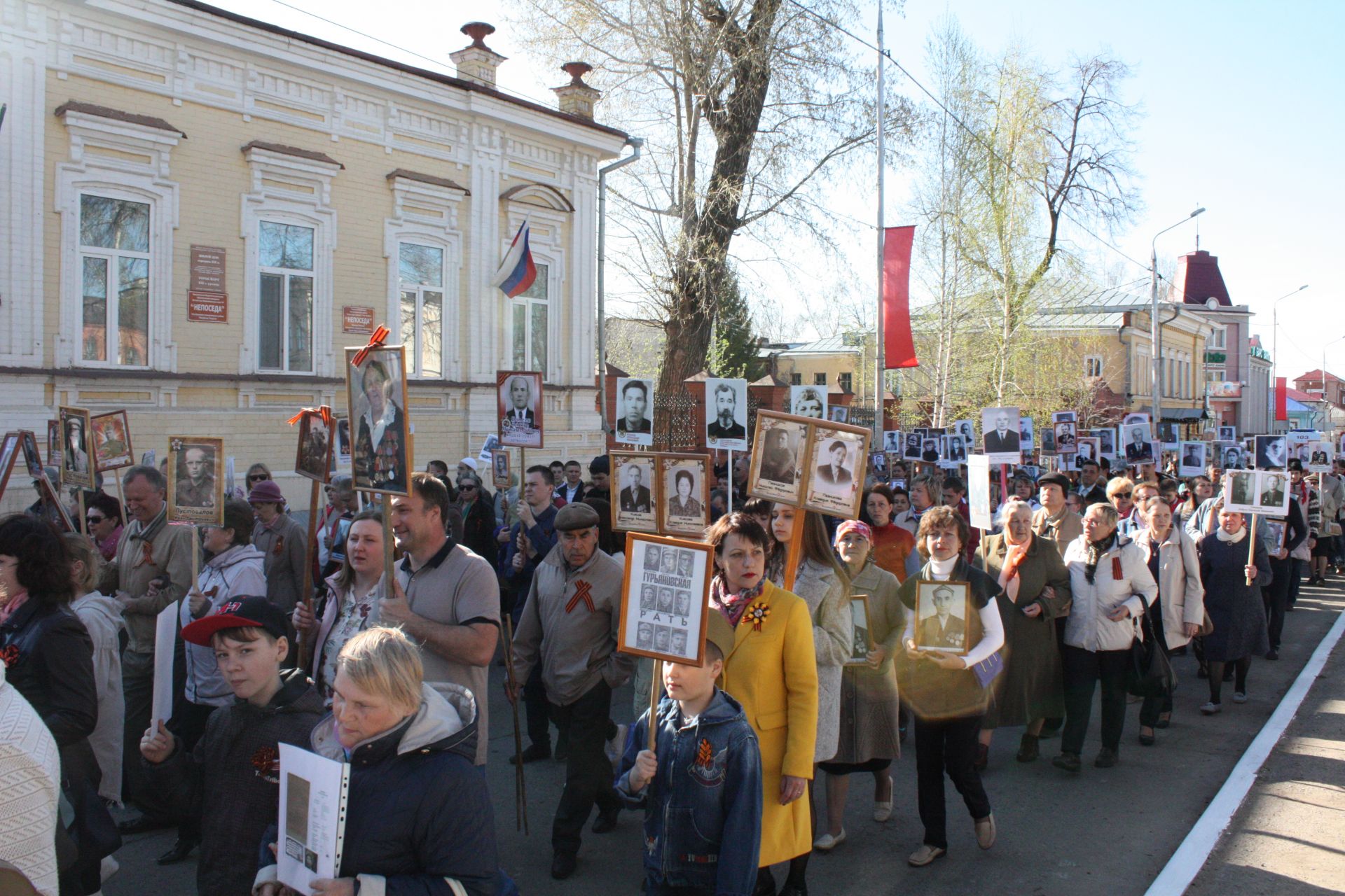 В Чистополе состоялись открытие уголка "Боевой славы" и акция "Бессмертный полк" (фоторепортаж)