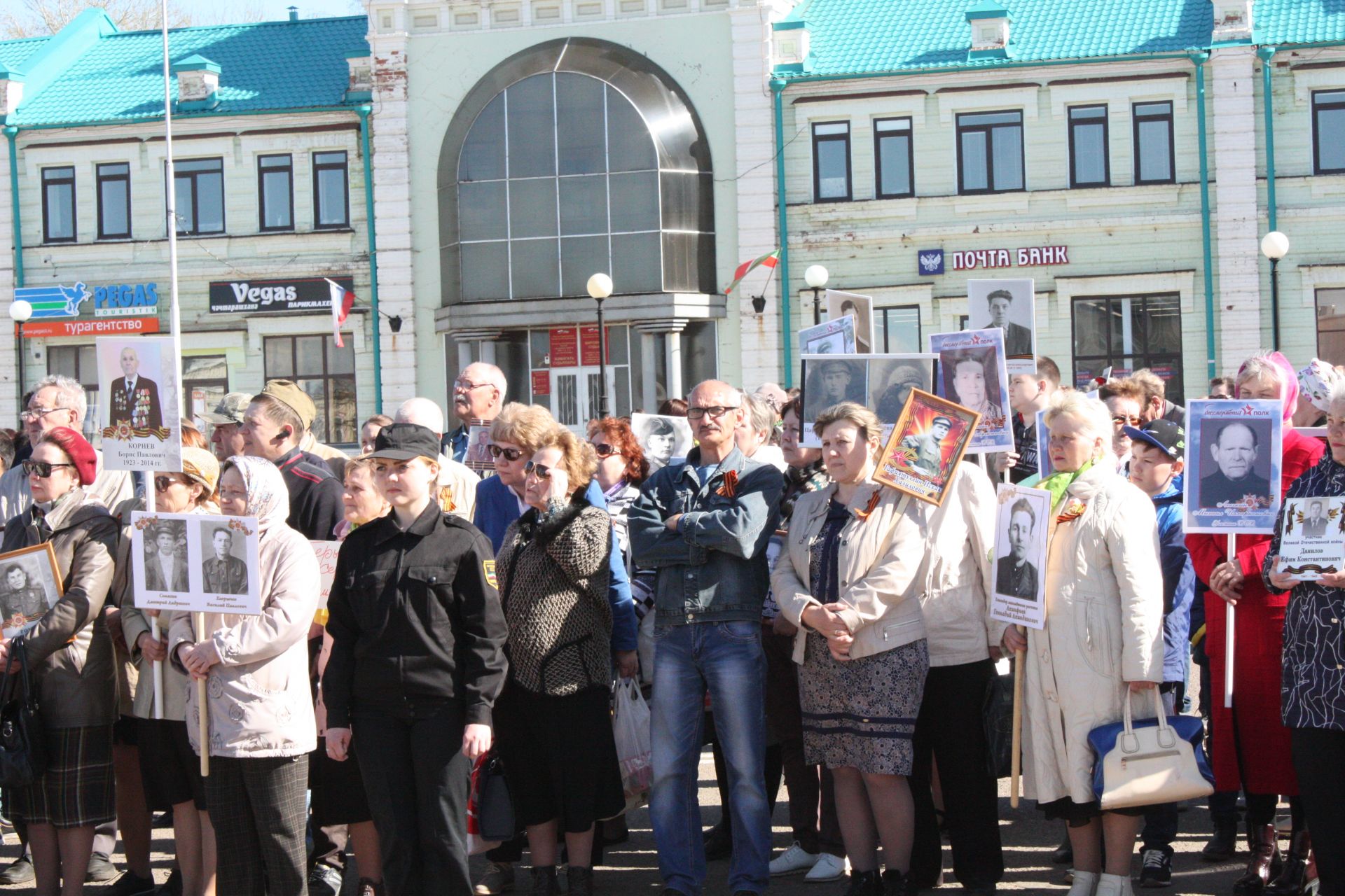 В Чистополе состоялись открытие уголка "Боевой славы" и акция "Бессмертный полк" (фоторепортаж)