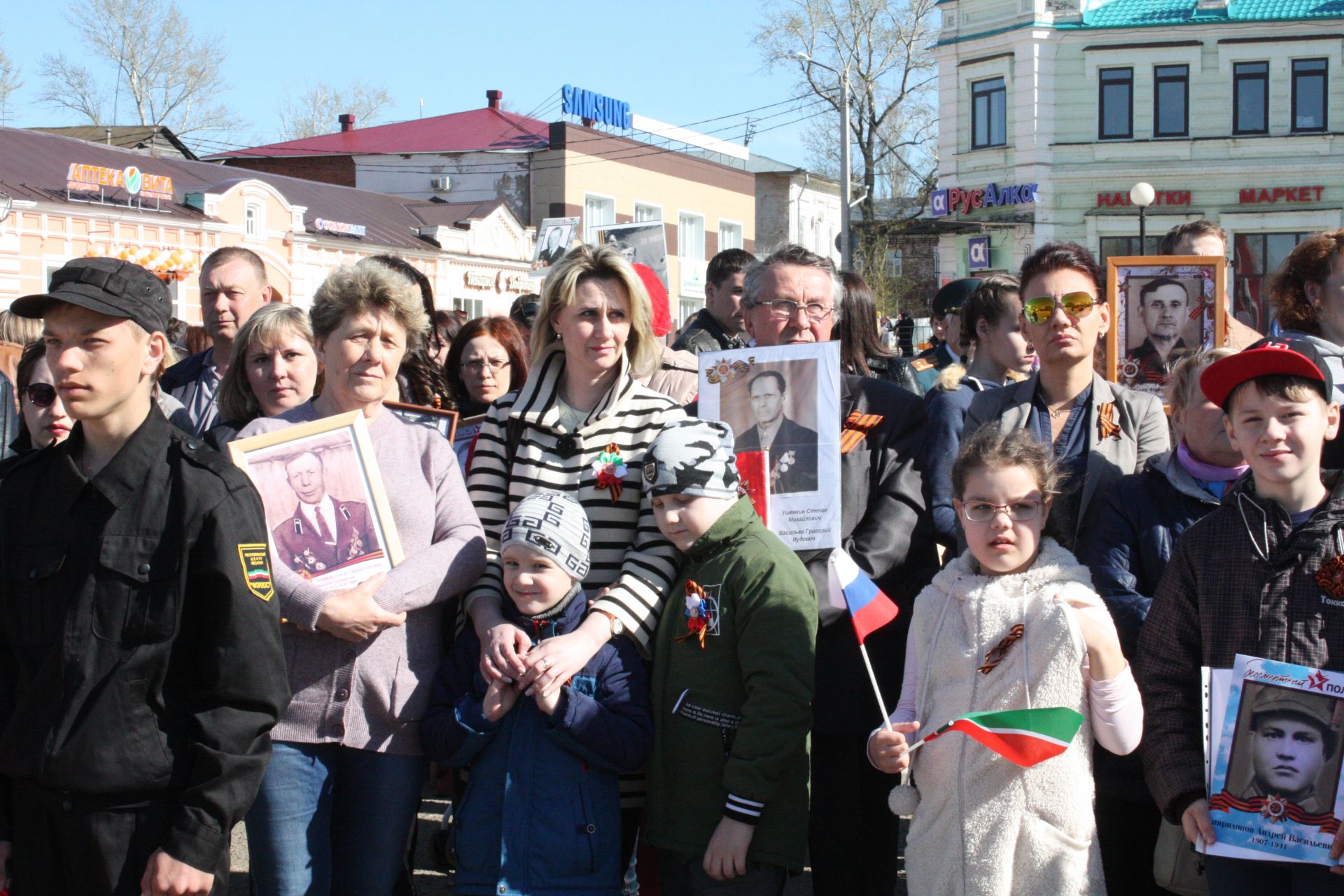 В Чистополе состоялись открытие уголка "Боевой славы" и акция "Бессмертный полк" (фоторепортаж)