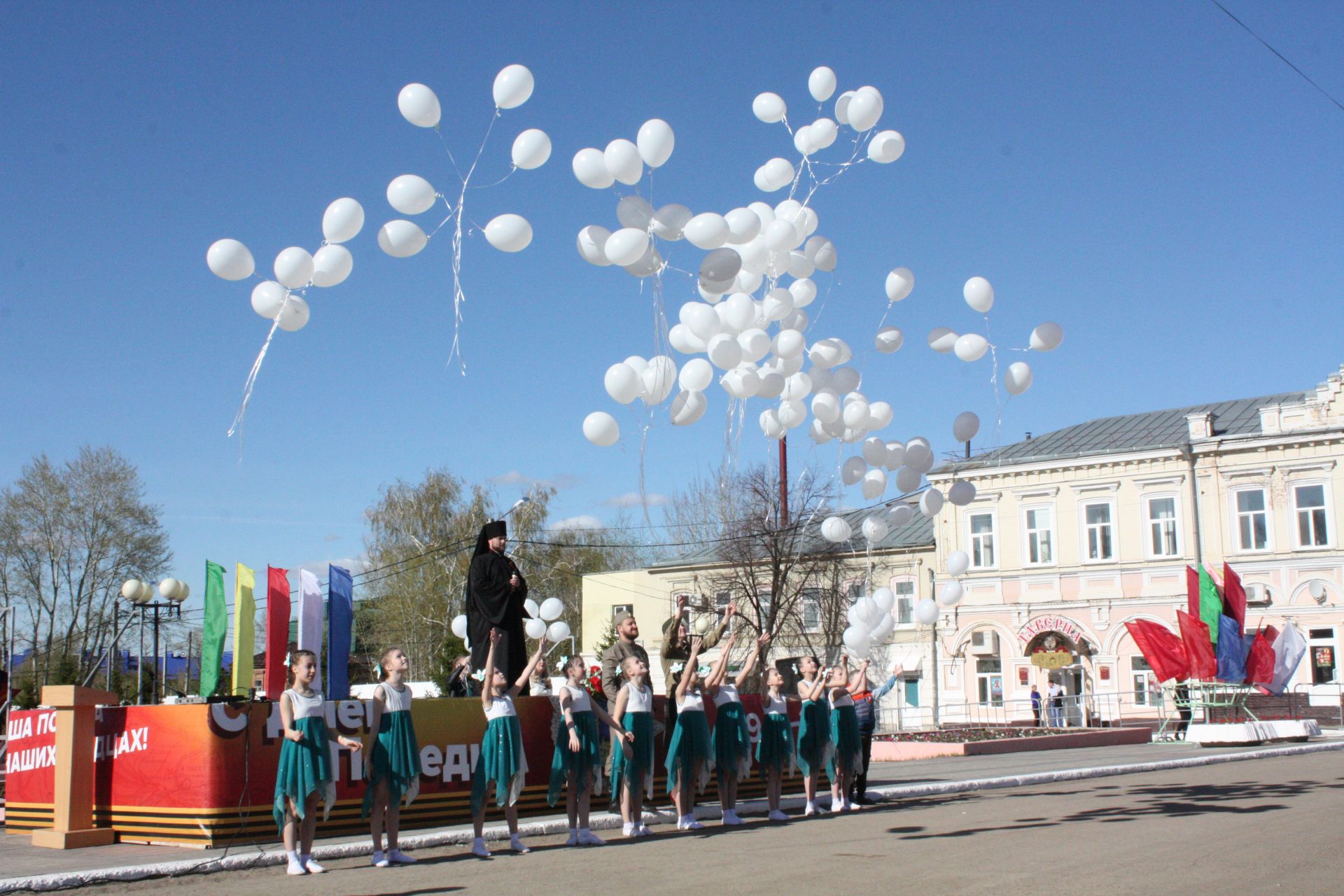 В Чистополе состоялись открытие уголка "Боевой славы" и акция "Бессмертный полк" (фоторепортаж)