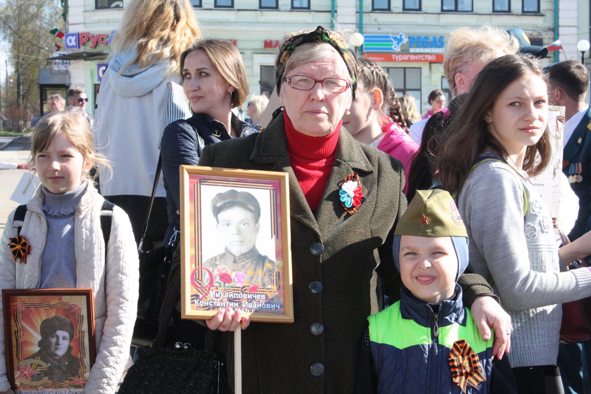 В Чистополе состоялись открытие уголка "Боевой славы" и акция "Бессмертный полк" (фоторепортаж)