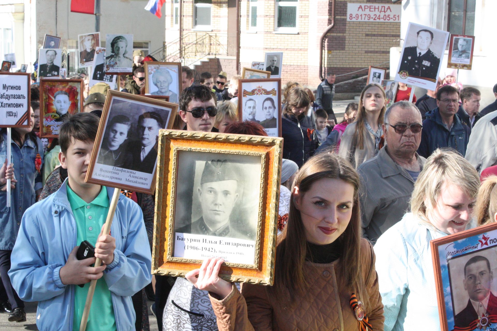 В Чистополе состоялись открытие уголка "Боевой славы" и акция "Бессмертный полк" (фоторепортаж)