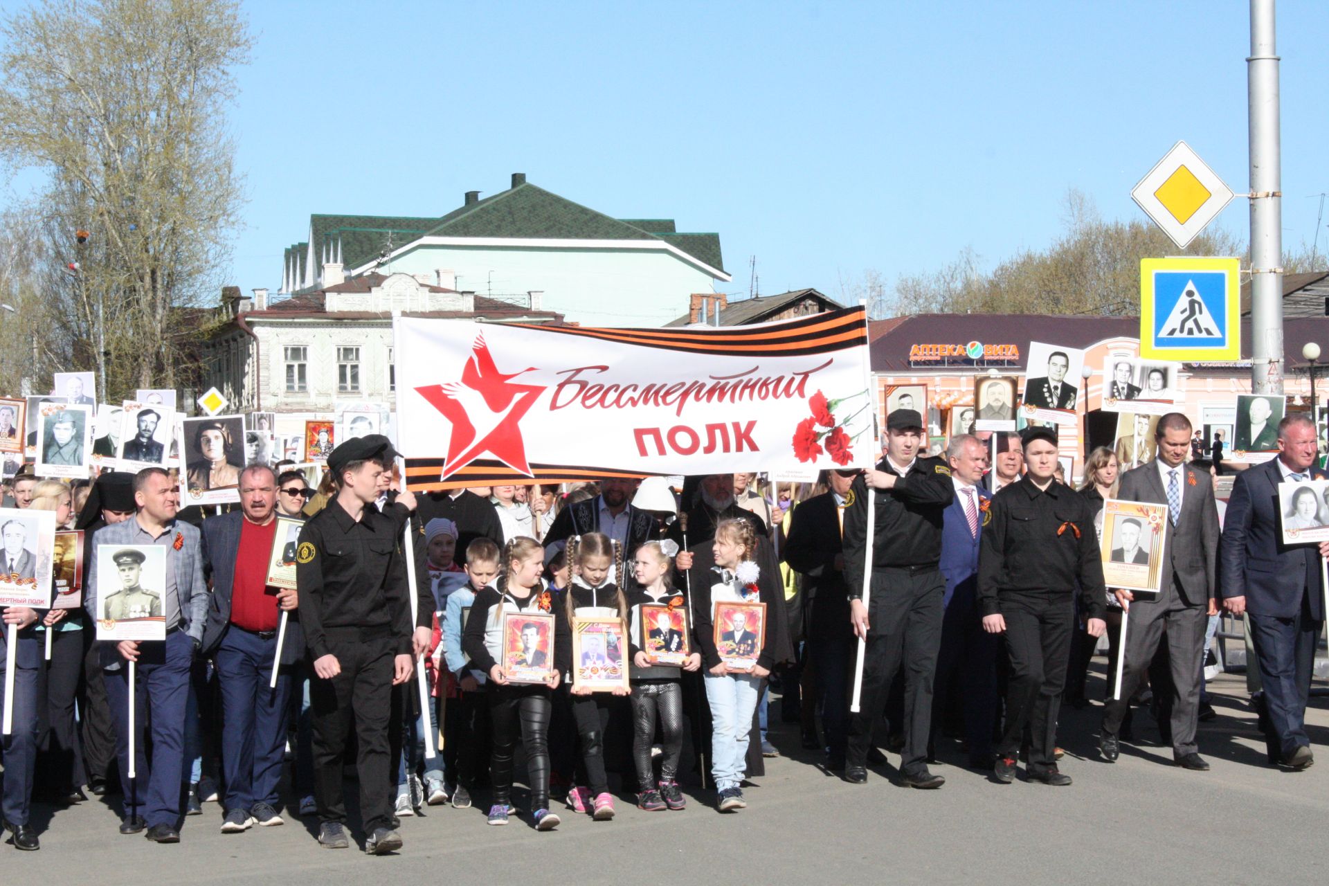 В Чистополе состоялись открытие уголка "Боевой славы" и акция "Бессмертный полк" (фоторепортаж)