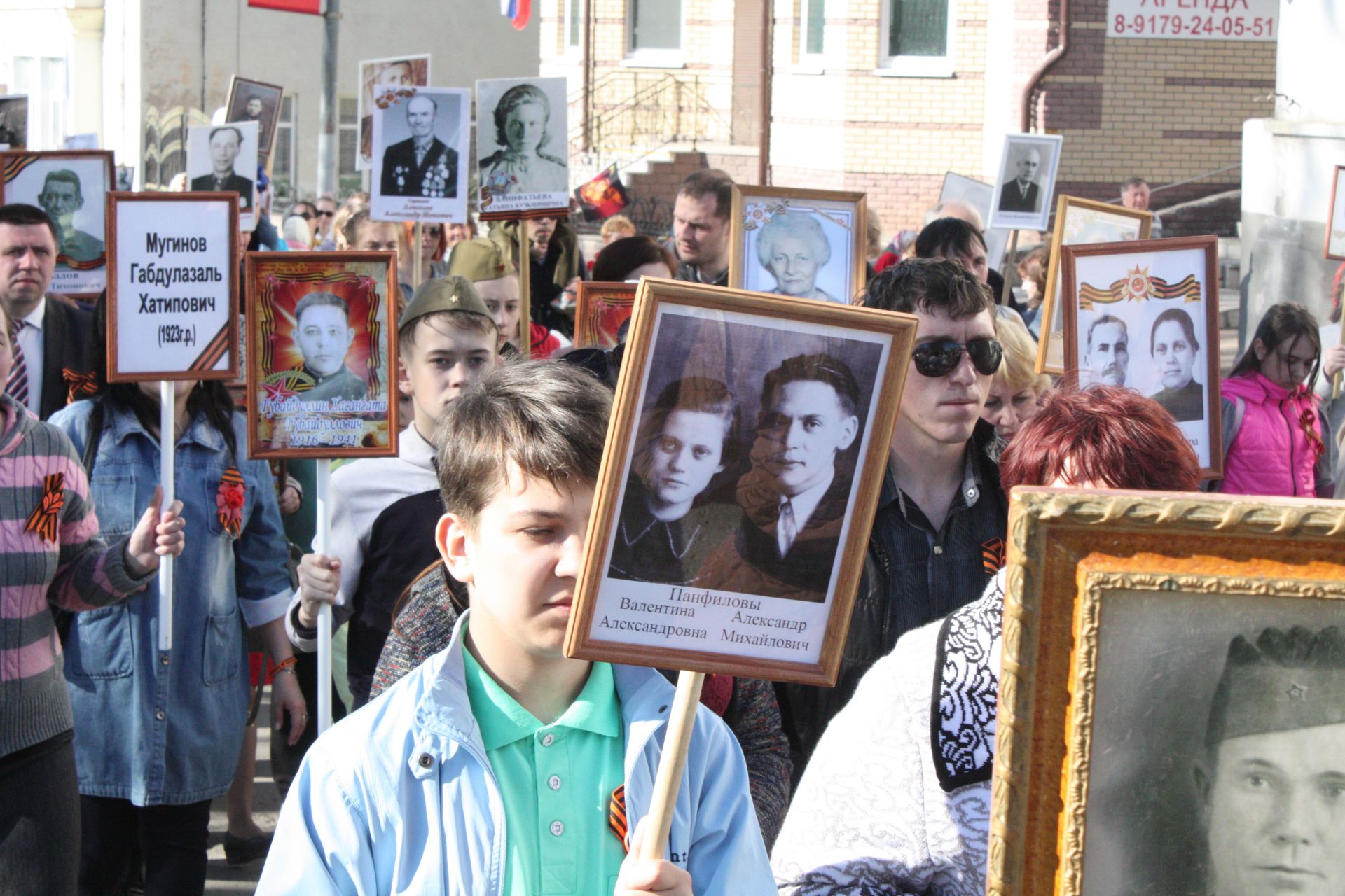 В Чистополе состоялись открытие уголка "Боевой славы" и акция "Бессмертный полк" (фоторепортаж)