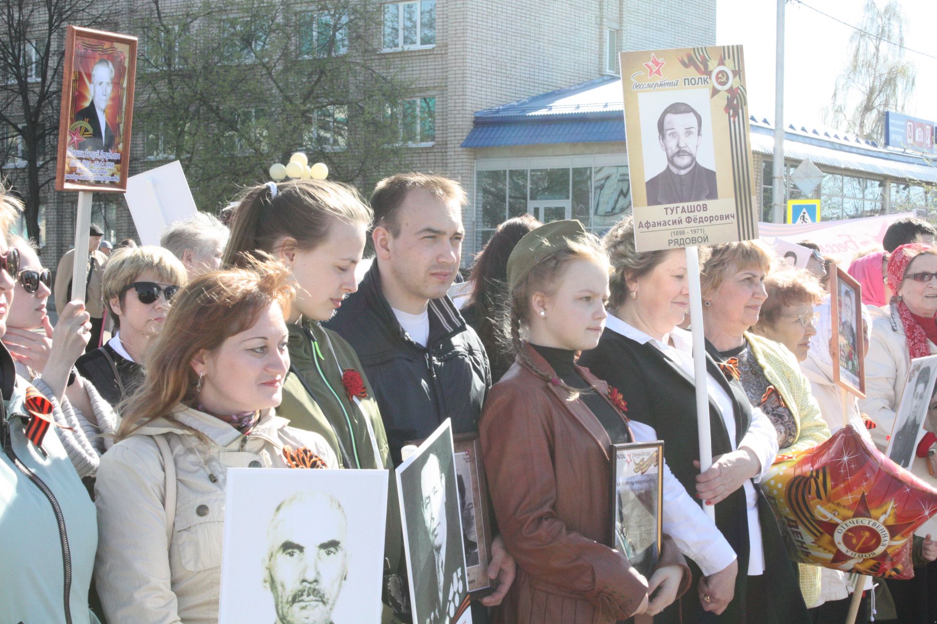 В Чистополе состоялись открытие уголка "Боевой славы" и акция "Бессмертный полк" (фоторепортаж)