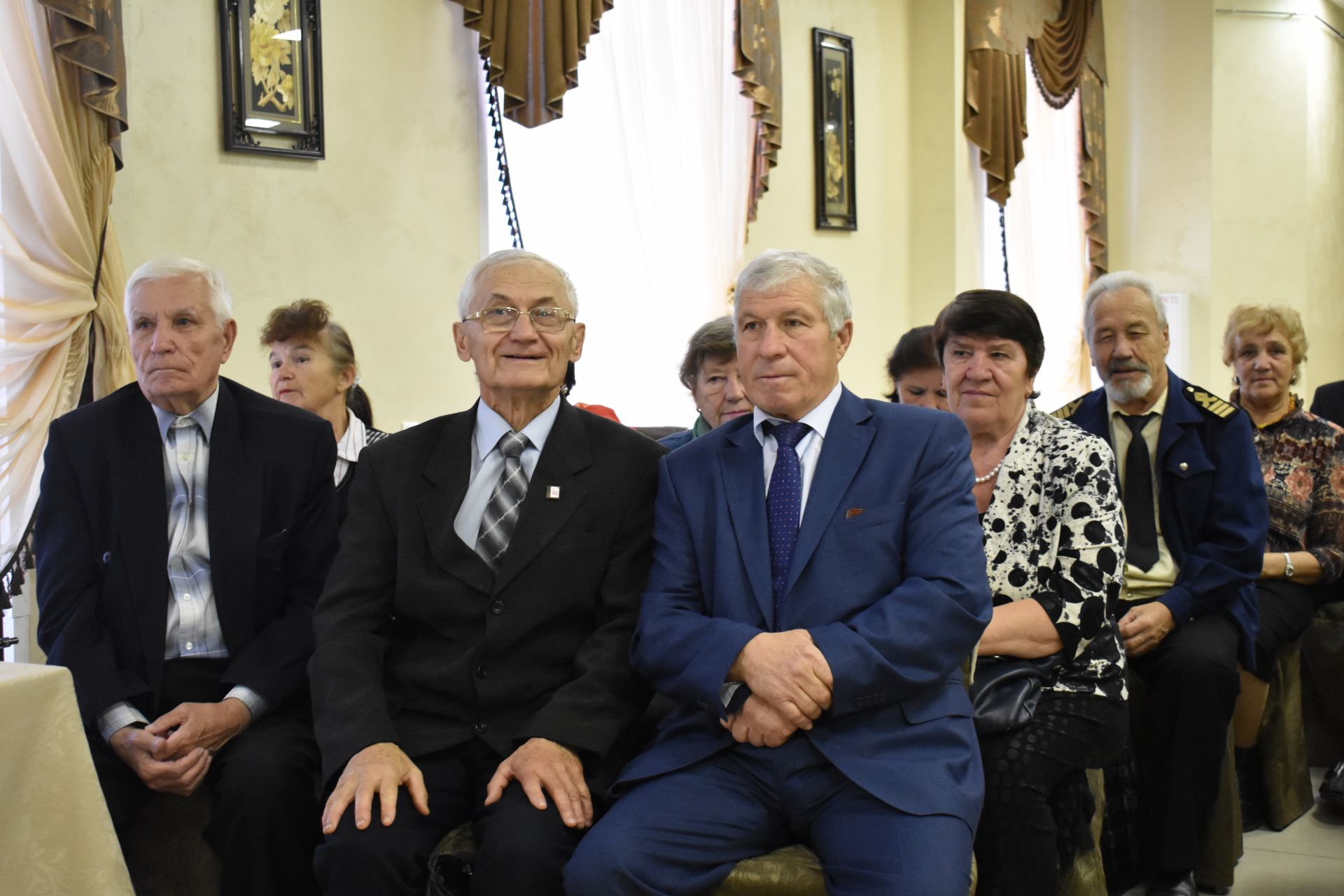 Глава района встретился с ветеранами войны и труда (фоторепортаж)