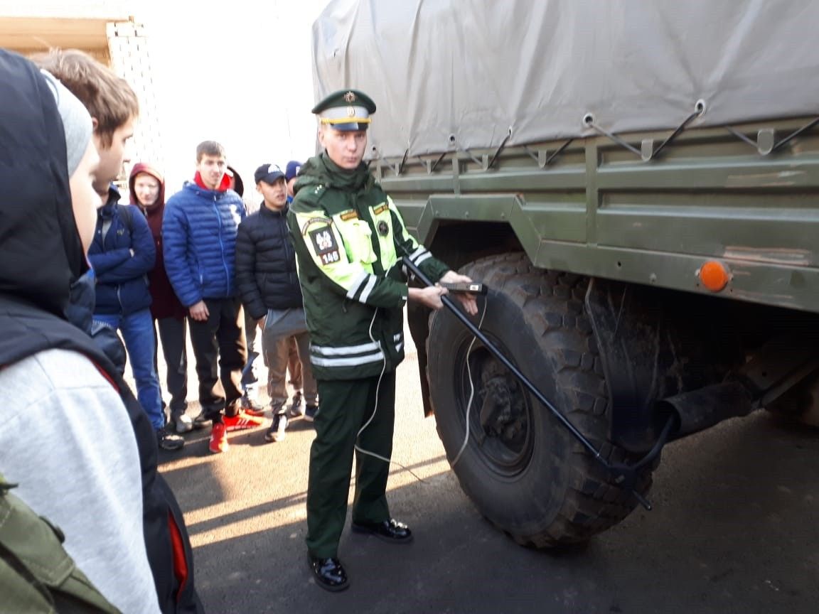 На заметку военным водителям. Курсанты чистопольской школы ДОСААФ встретились с инспектором военной автомобильной инспекции