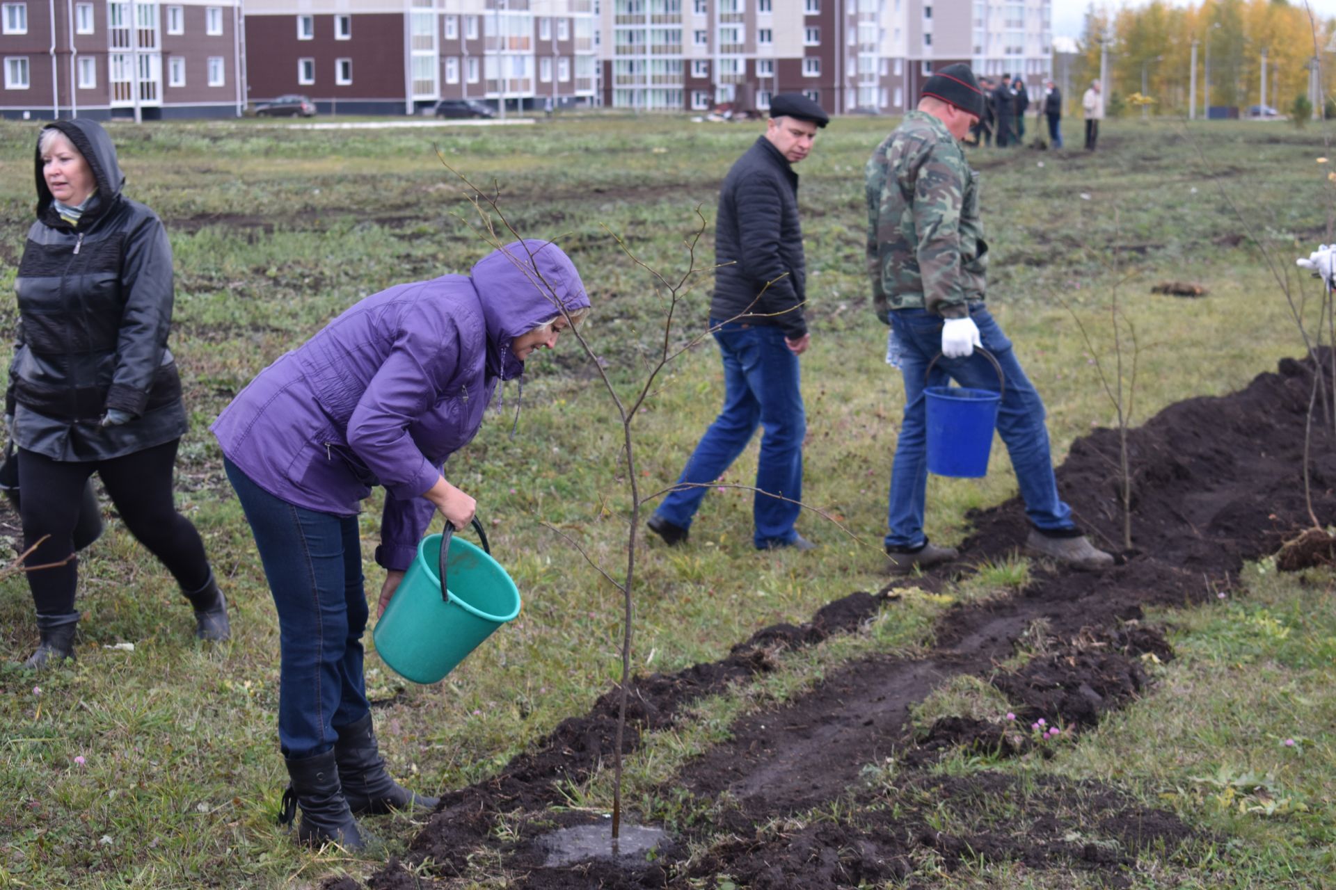 Чистопольцы приняли участие в посадке 200 саженцев (фоторепортаж)