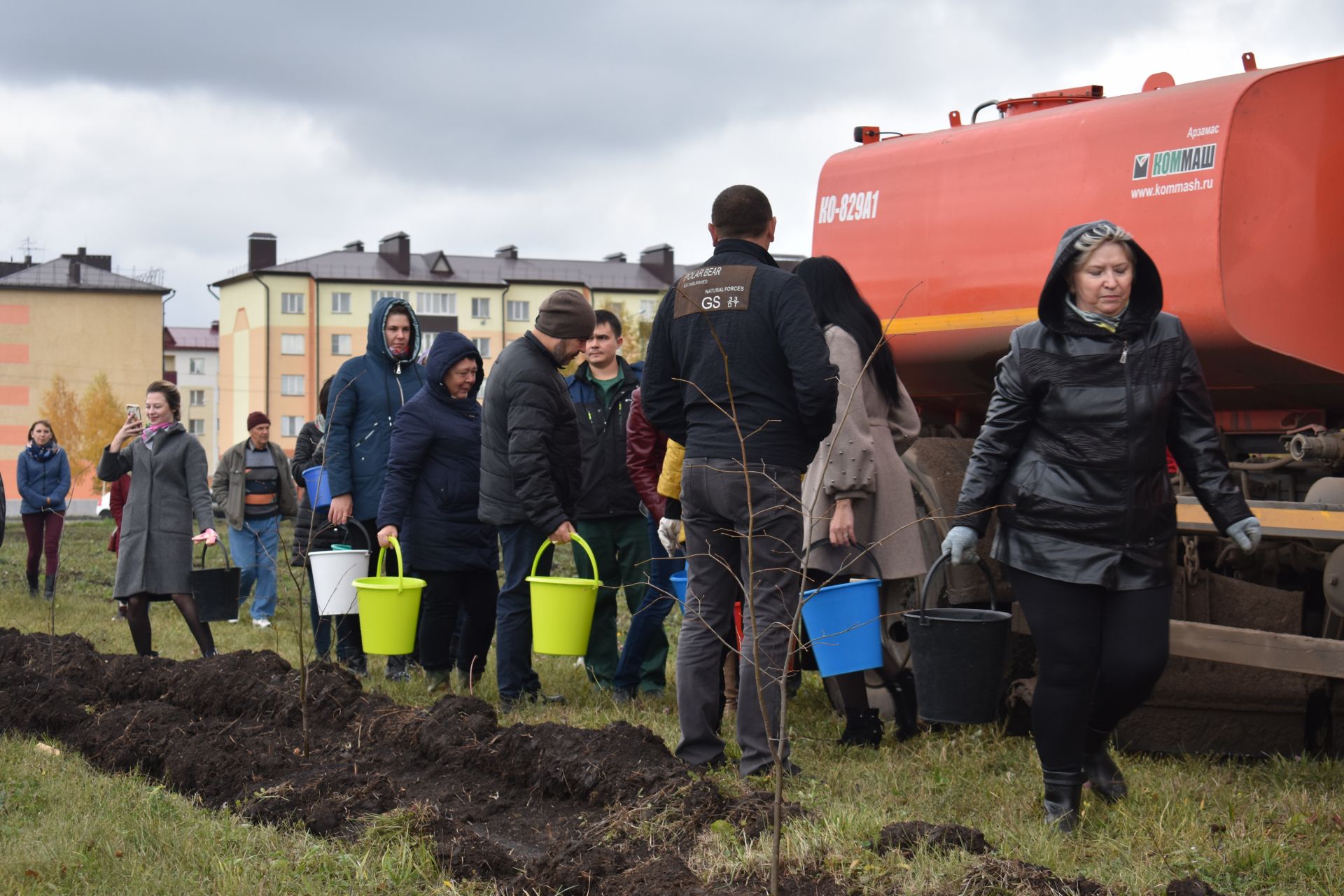 Чистопольцы приняли участие в посадке 200 саженцев (фоторепортаж)