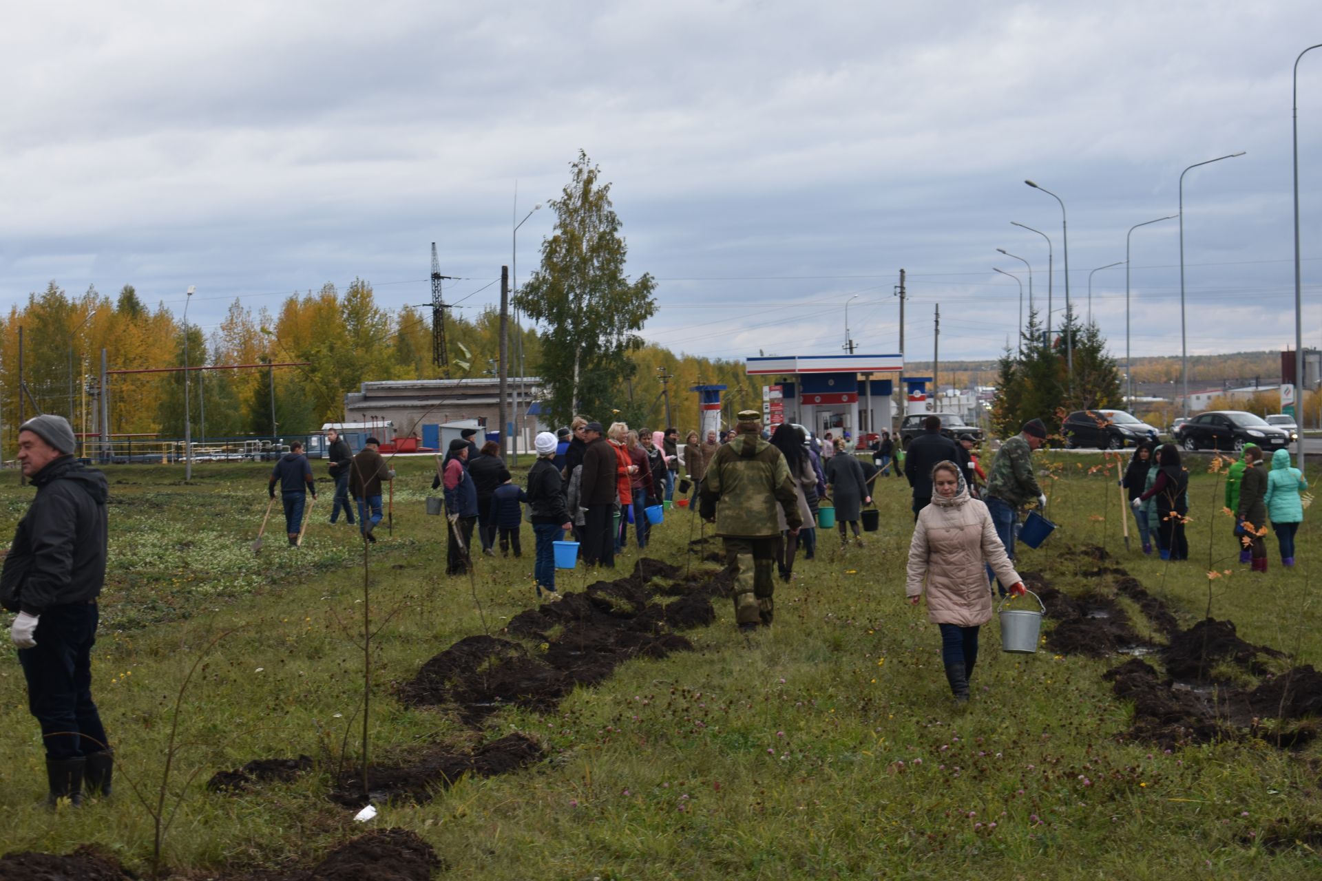 Чистопольцы приняли участие в посадке 200 саженцев (фоторепортаж)