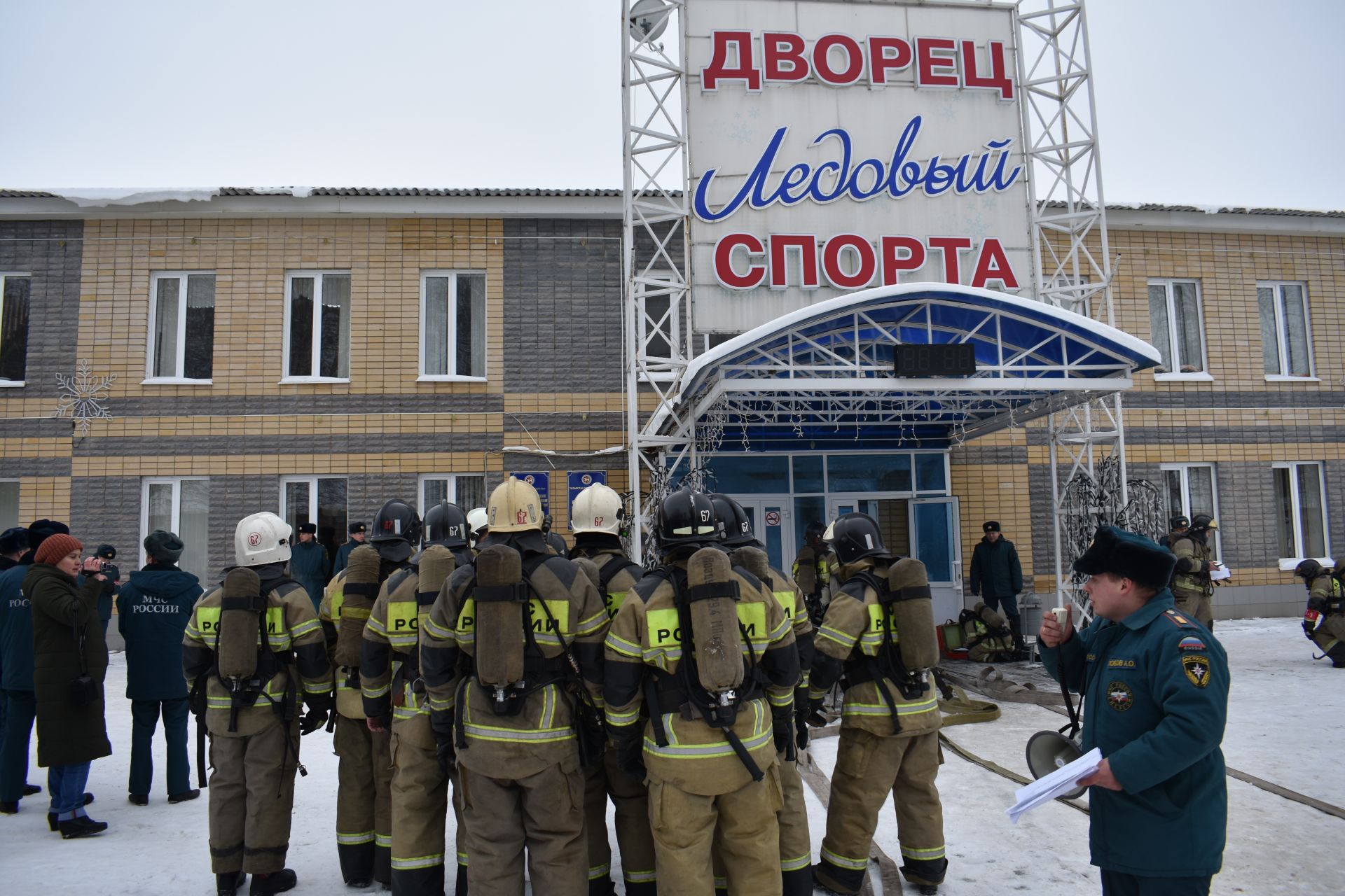 Из Ледового дворца в Чистополе срочно эвакуировали людей. На место прибыли скорая помощь и пожарные