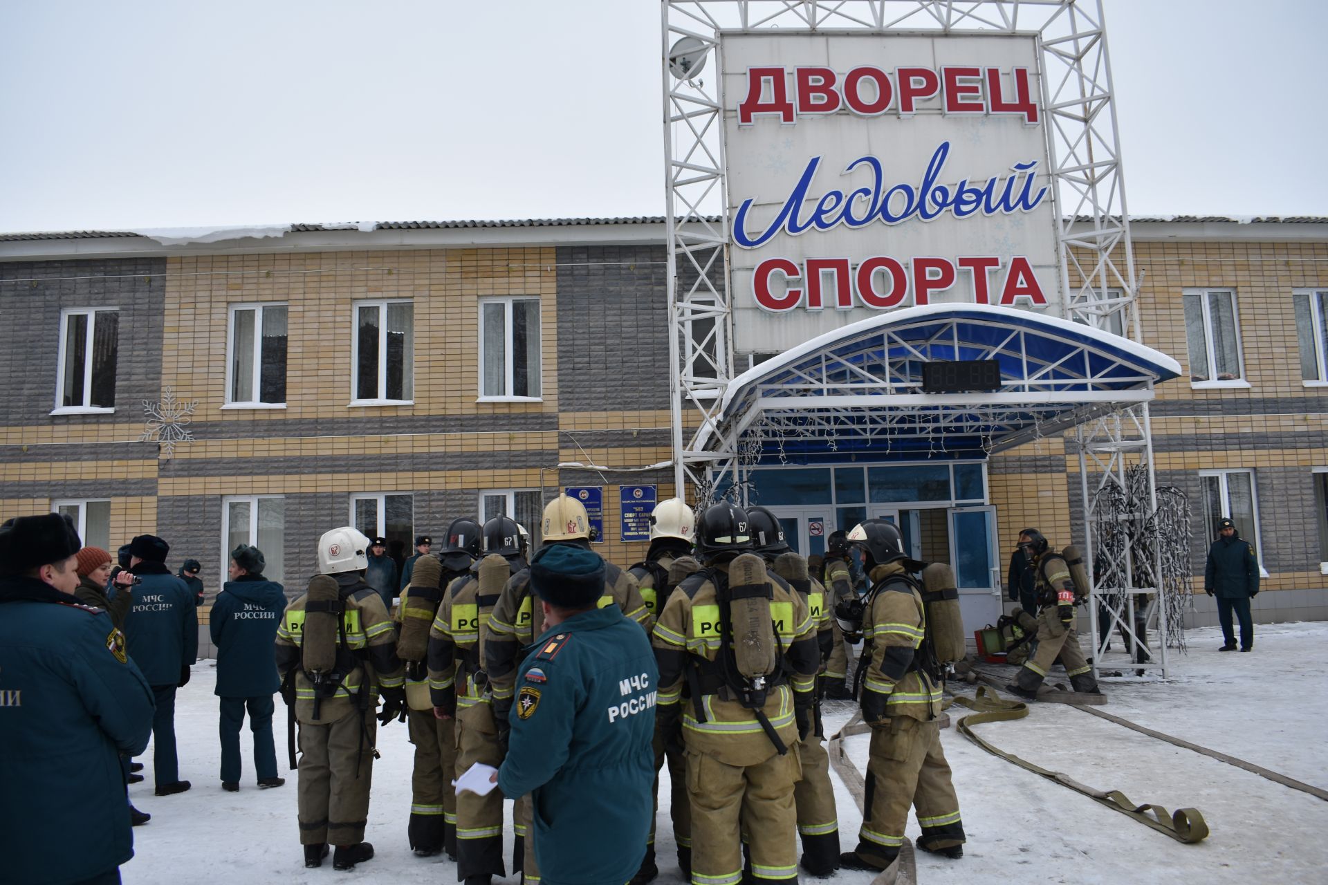 Из Ледового дворца в Чистополе срочно эвакуировали людей. На место прибыли скорая помощь и пожарные