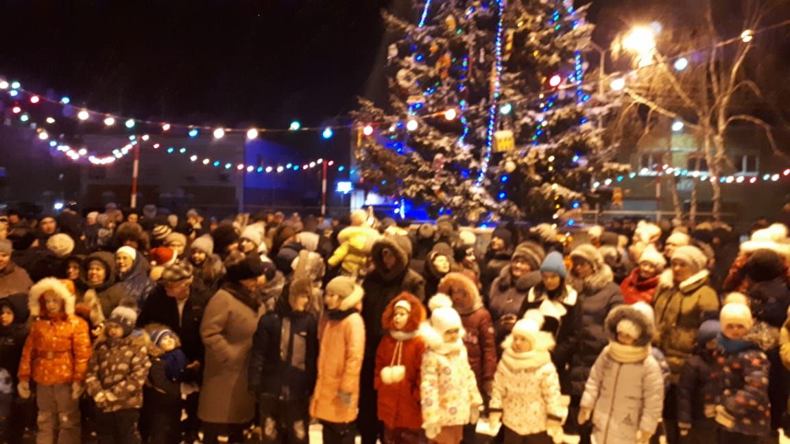 В микрорайоне мельничной площади Чистополя зажглась еще одна новогодняя елка