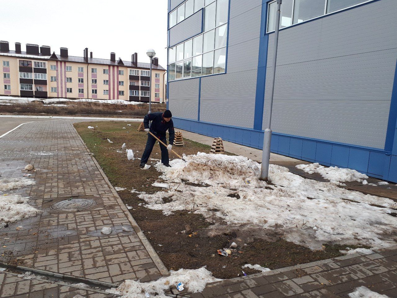 За лопаты и метла взялись сегодня в чистопольском "Лидере"