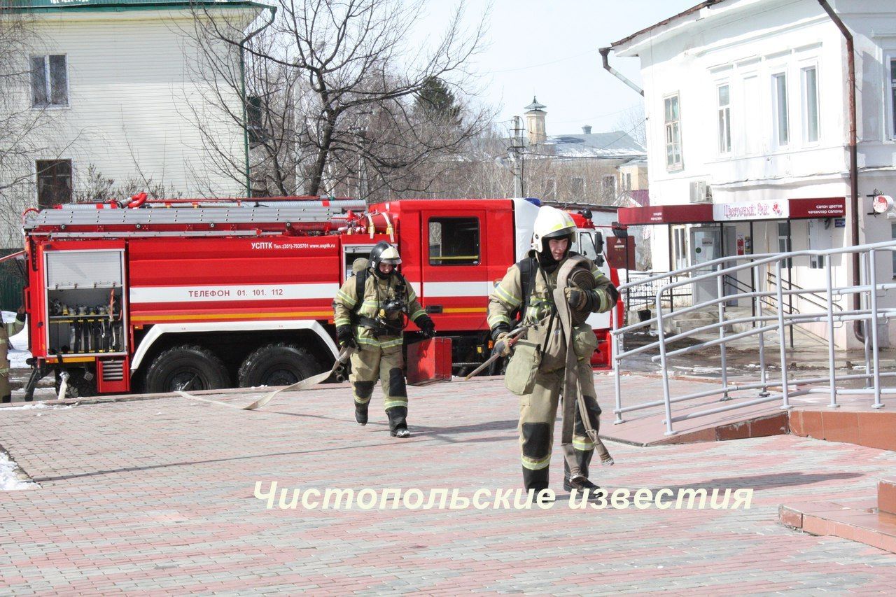 Из развлекательного центра в Чистополе экстренно эвакуировали людей (фоторепортаж)&nbsp;