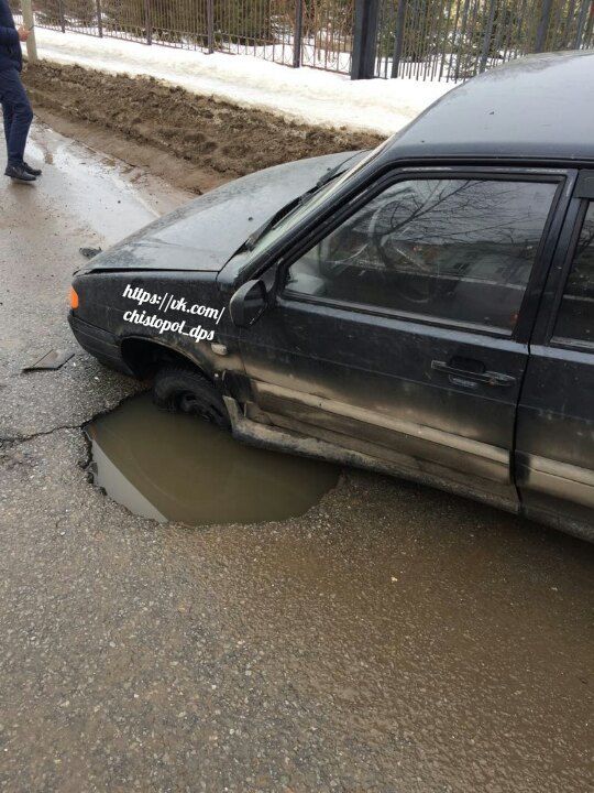 В Чистополе уже второй автомобиль за сутки проваливается в канализационный люк, приняв его за лужу 