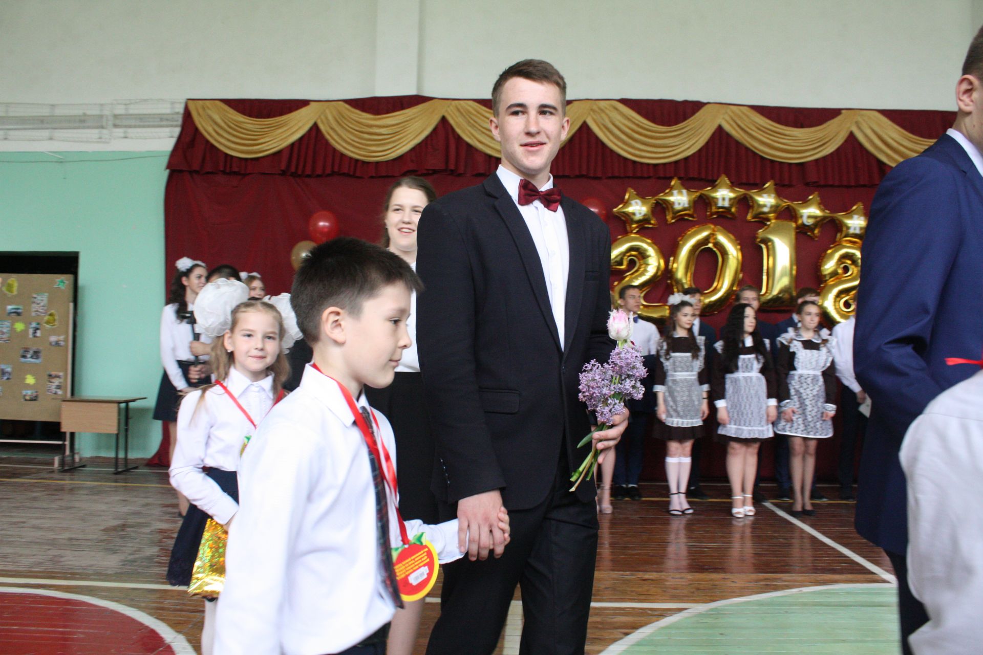 В Чистопольских школах прозвенел последний звонок (фоторепортаж)