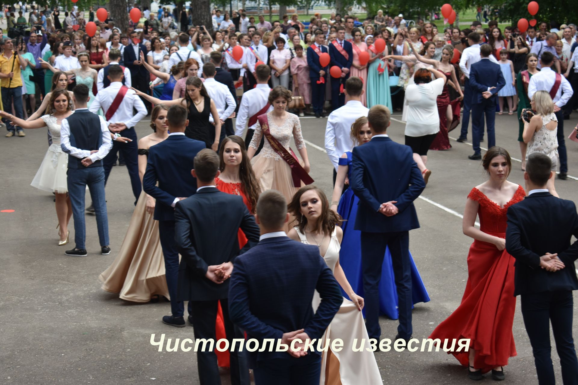 В Чистополе прошел выпускной бал (фоторепортаж)