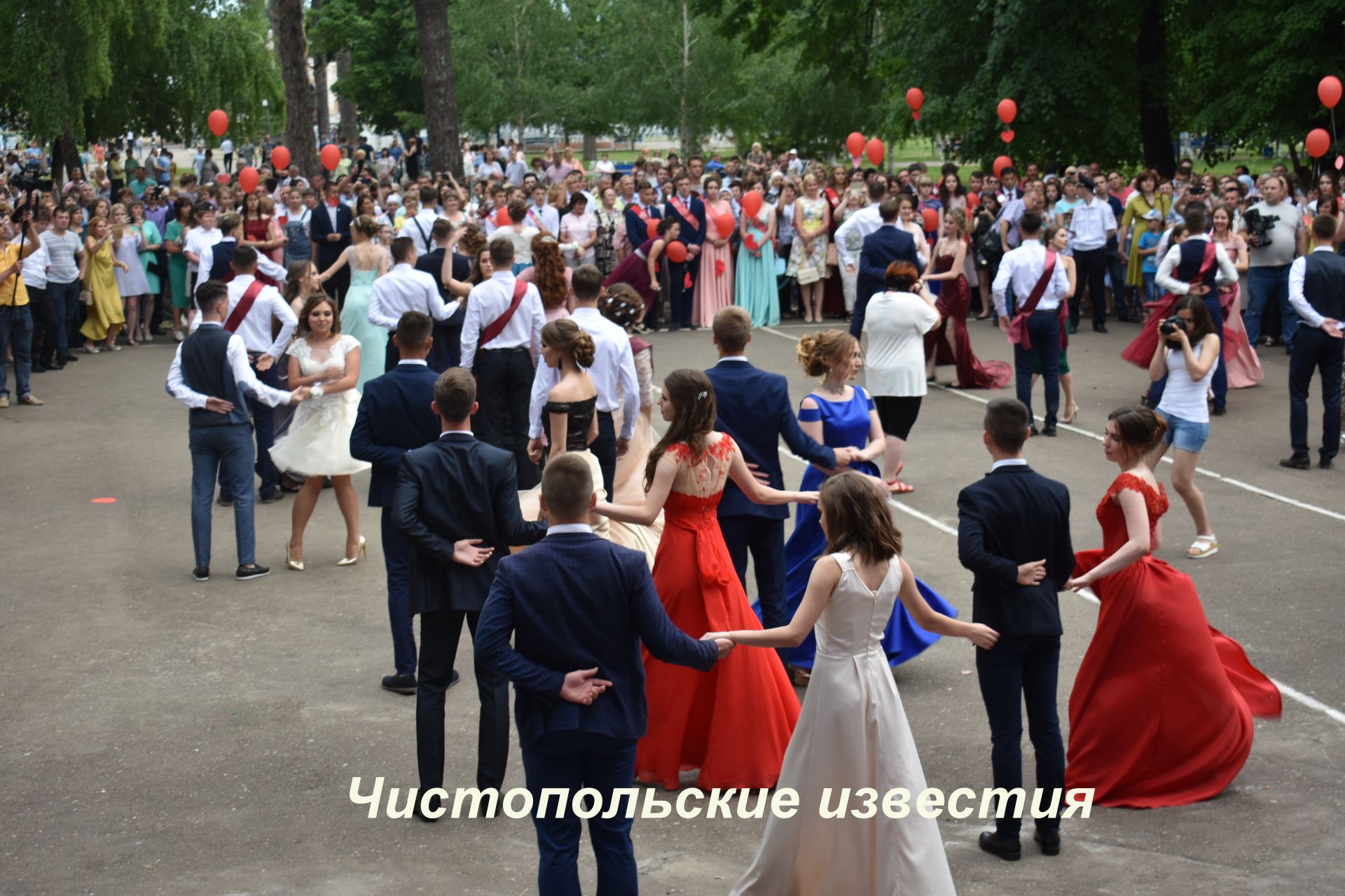 В Чистополе прошел выпускной бал (фоторепортаж)