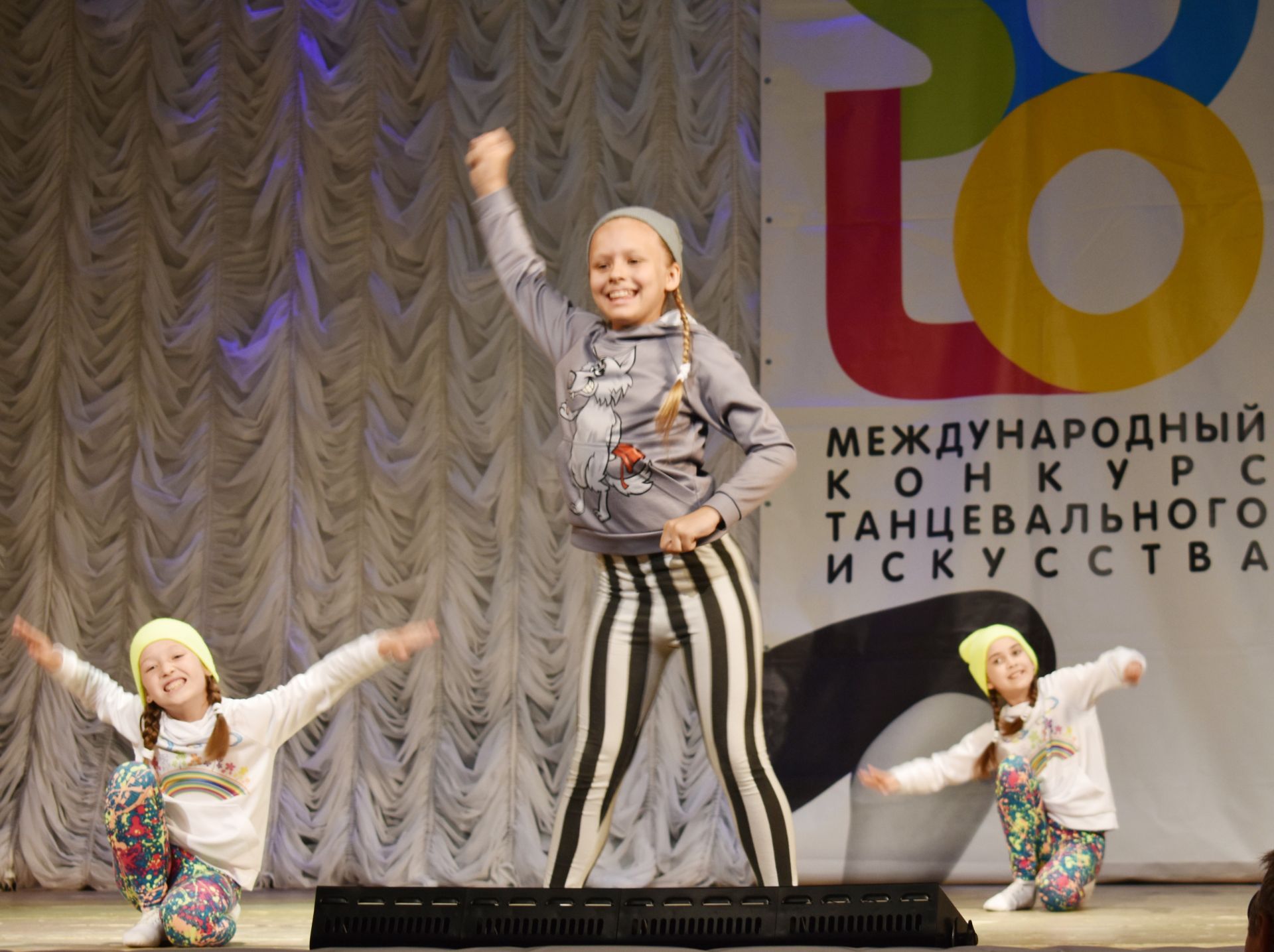 Участники "Танцевальной деревни" зажигают на сцене. Фестиваль"Соло" (фоторепортаж)