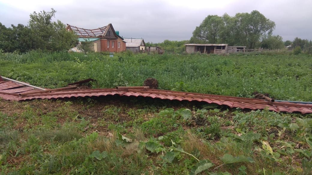 В соседнем с Чистопольским районе ураган разошелся не на шутку. Крыши "смело" ветром