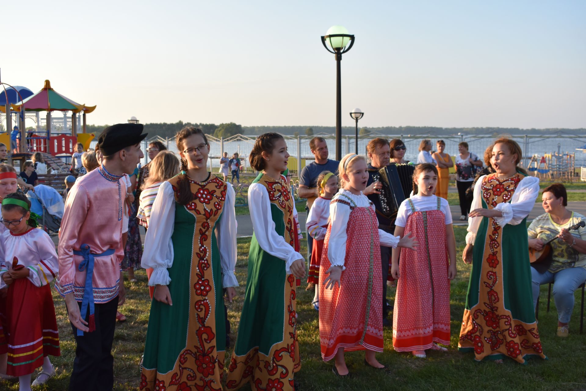 В День города чистопольцы водили хороводы и лакомились пирогами (фоторепортаж)