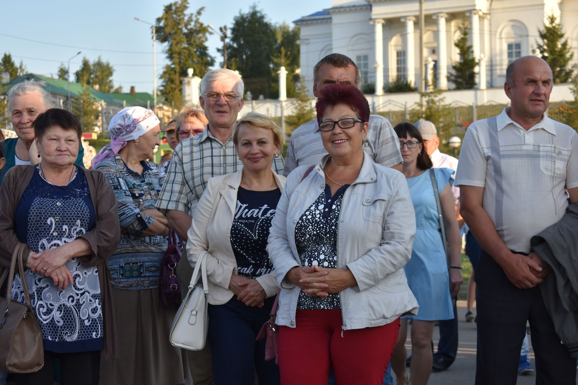 В День города чистопольцы водили хороводы и лакомились пирогами (фоторепортаж)