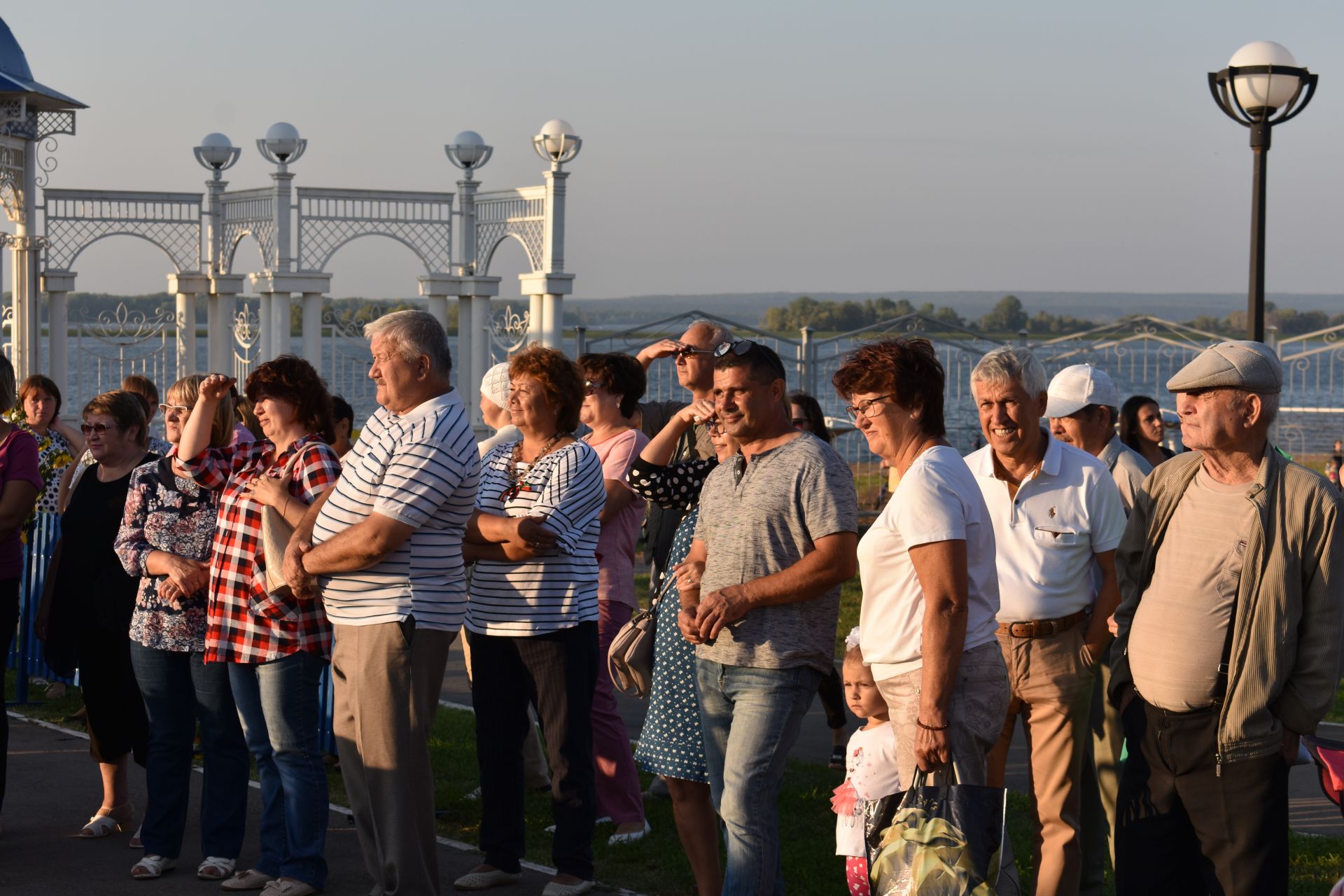 В День города чистопольцы водили хороводы и лакомились пирогами (фоторепортаж)