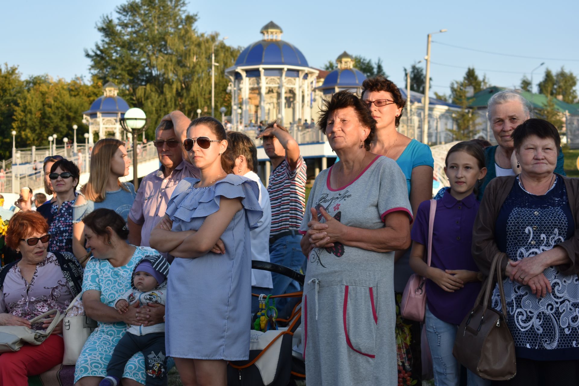 В День города чистопольцы водили хороводы и лакомились пирогами (фоторепортаж)