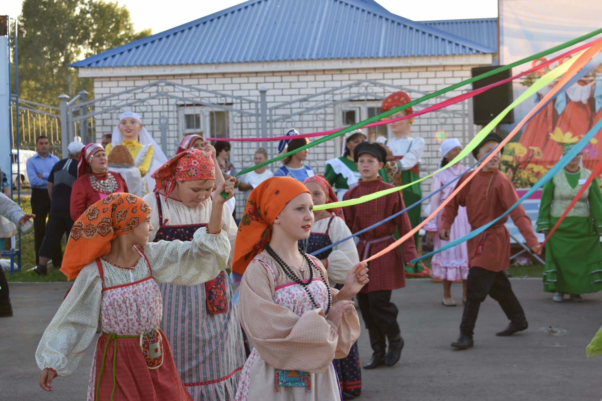 В День города чистопольцы водили хороводы и лакомились пирогами (фоторепортаж)