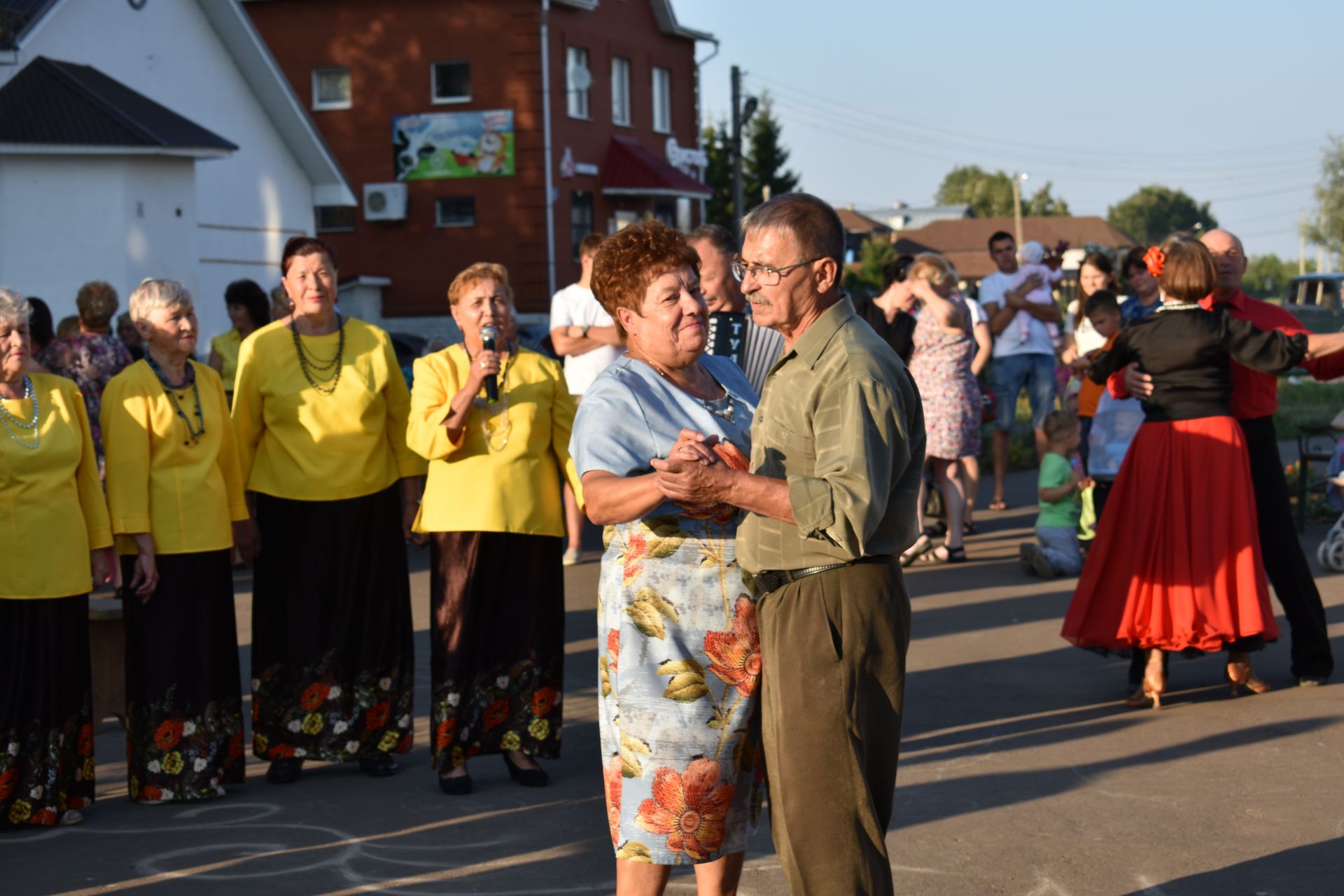 В Чистополе прошел праздник цветов (фоторепортаж)