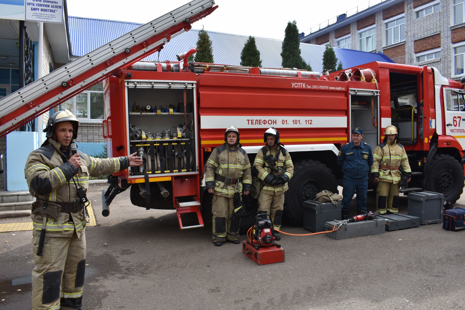 К двум школам Чистополя подъехали машины пожарной и скорой помощи. Что случилось?