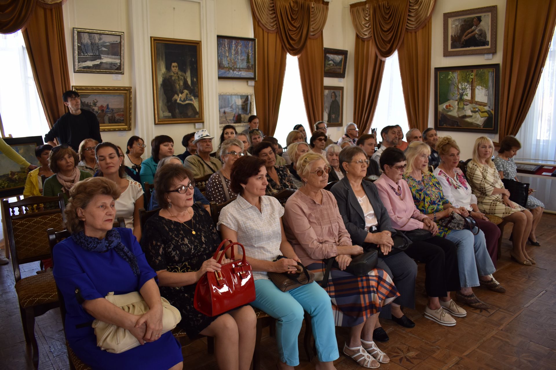 В Чистополе открылась выставка ленинградских художников (фоторепортаж)