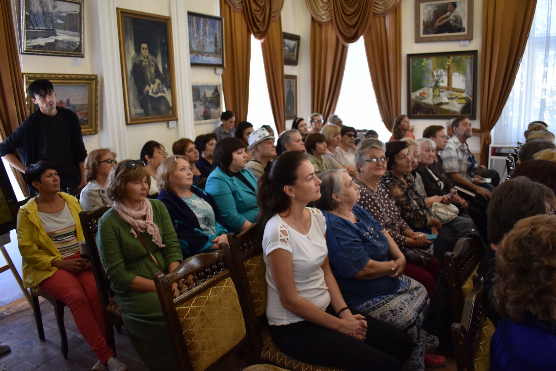 В Чистополе открылась выставка ленинградских художников (фоторепортаж)