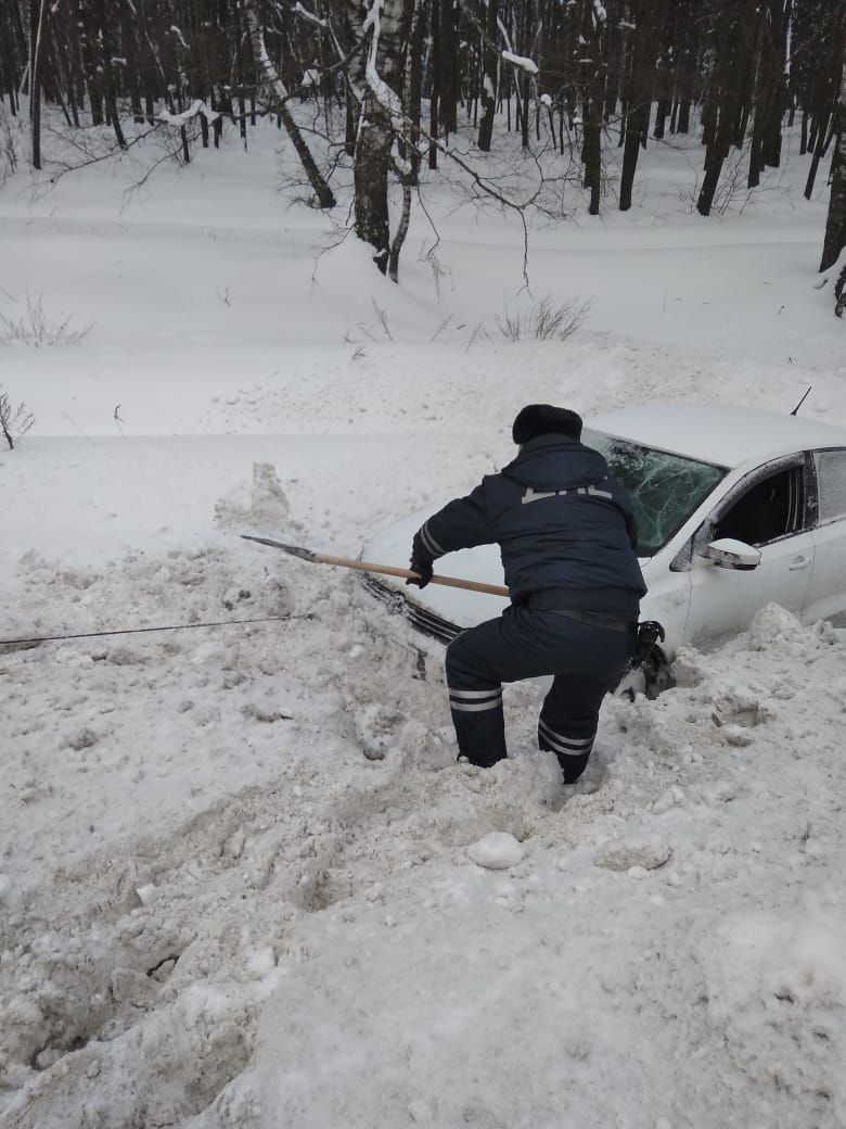 Татарстанские автоинспекторы помогли автомобилисту, откопав его машину из под снега