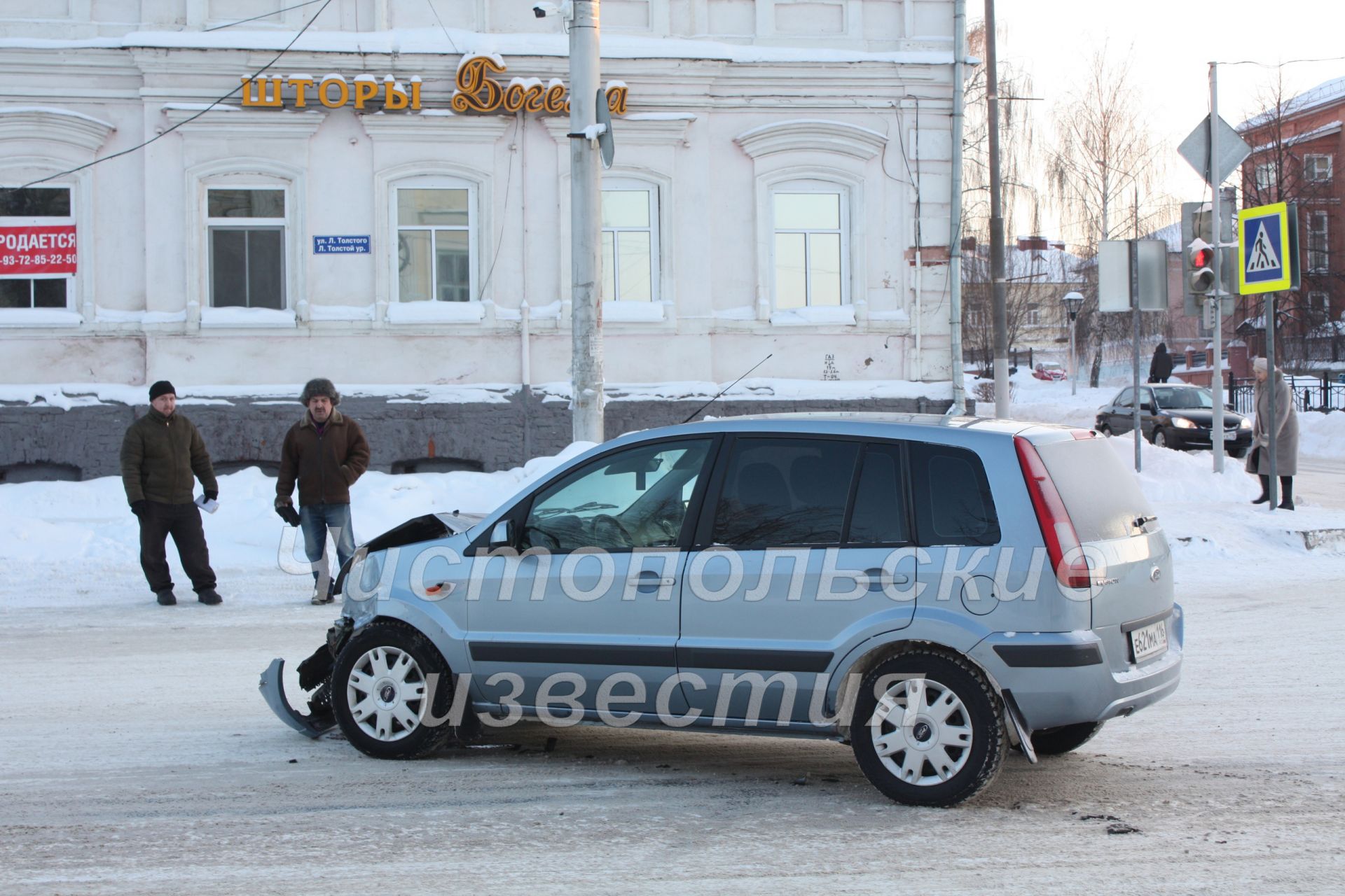 В Чистополе в результате ДТП автомобиль въехал в здание управления образования