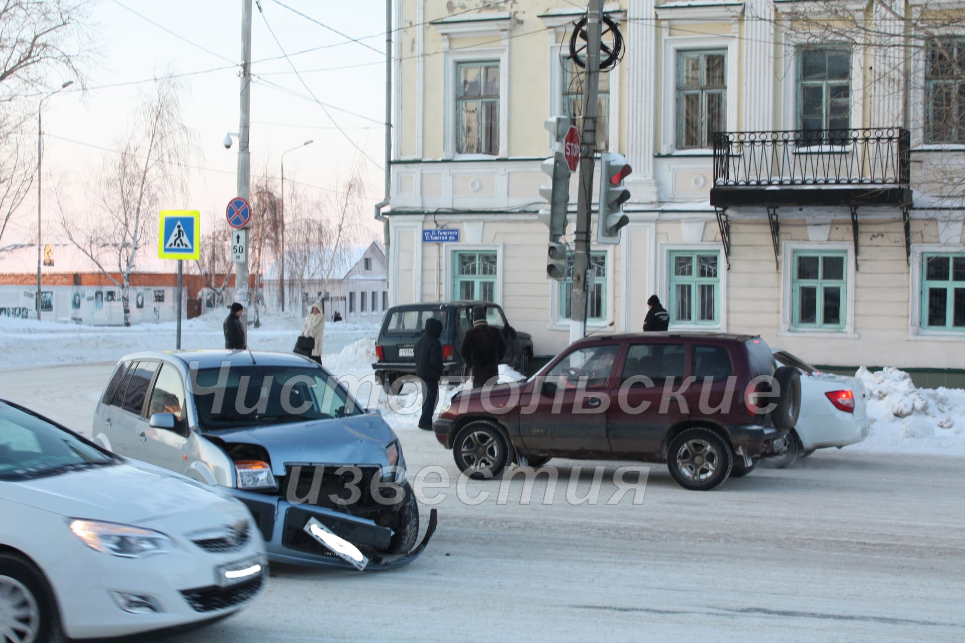 В Чистополе в результате ДТП автомобиль въехал в здание управления образования