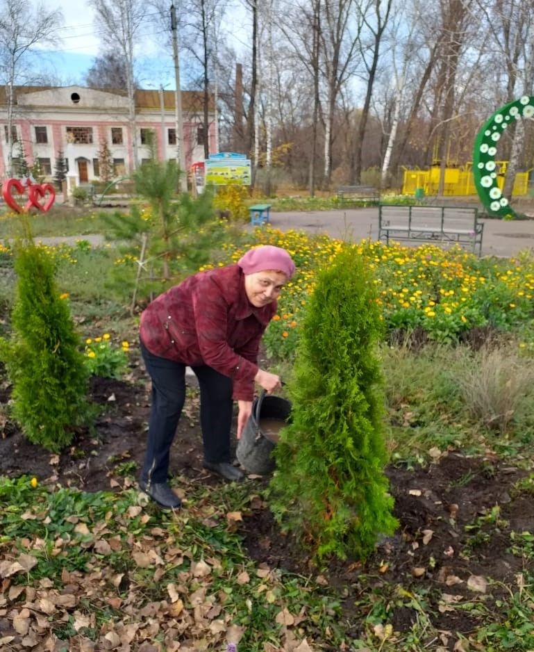 Жители одного из микрорайонов Чистополя своими силами облагораживают сквер