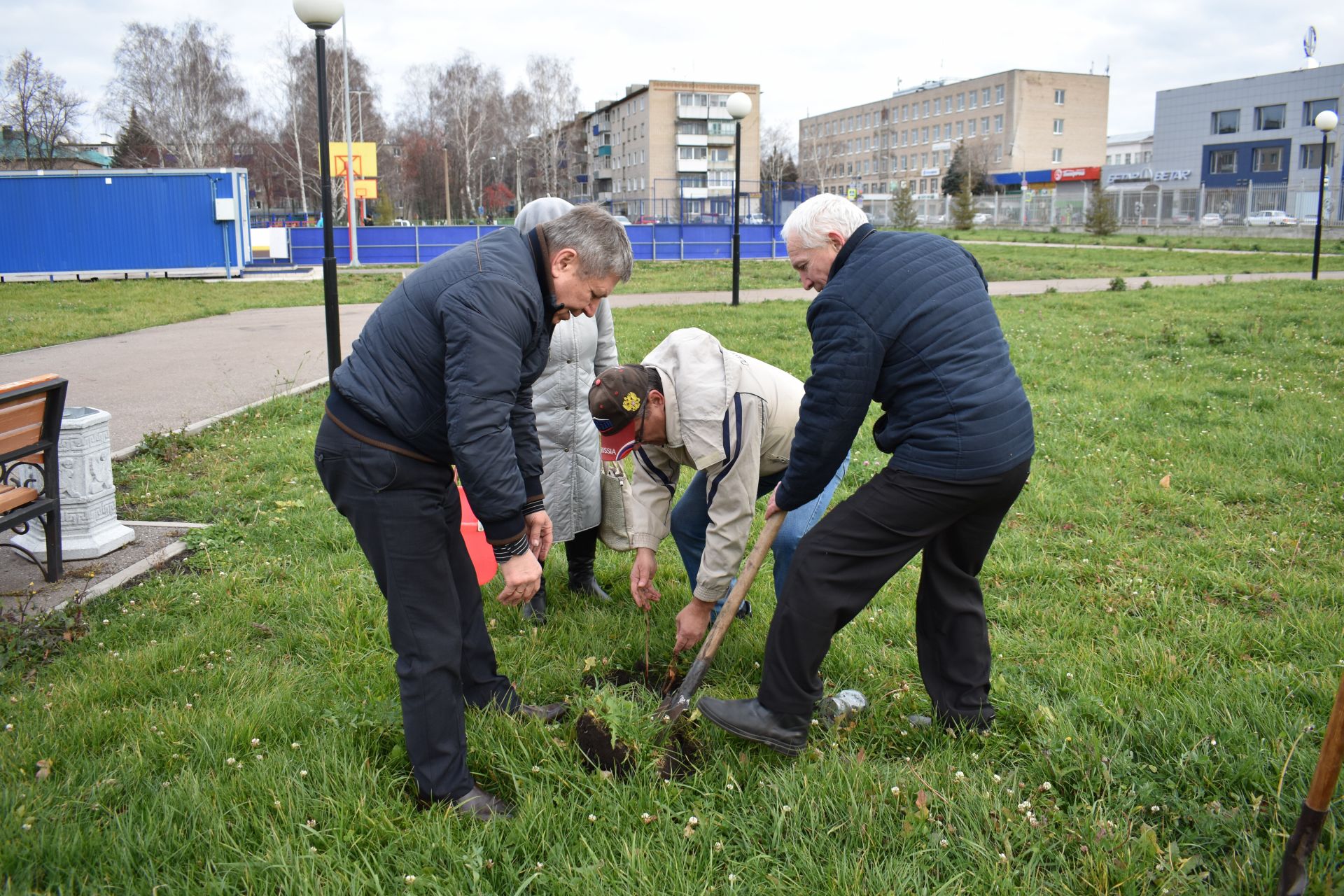 В Чистополе ветераны спорта посадили каштаны (ФОТОРЕПОРТАЖ)