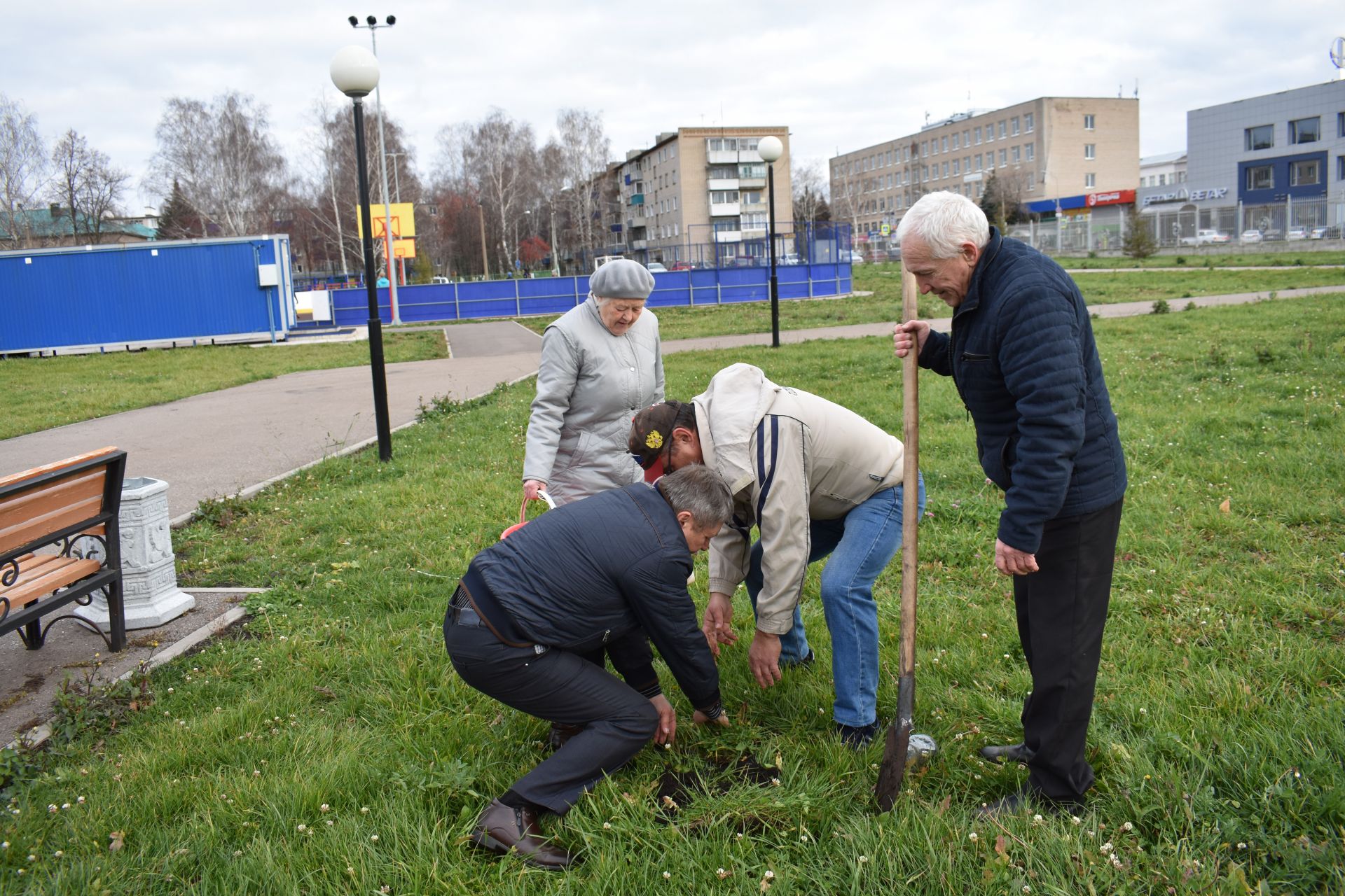 В Чистополе ветераны спорта посадили каштаны (ФОТОРЕПОРТАЖ)