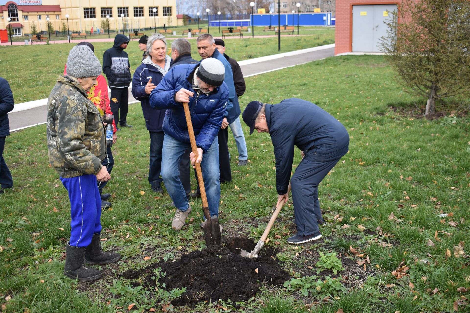 В Чистополе ветераны спорта посадили каштаны (ФОТОРЕПОРТАЖ)